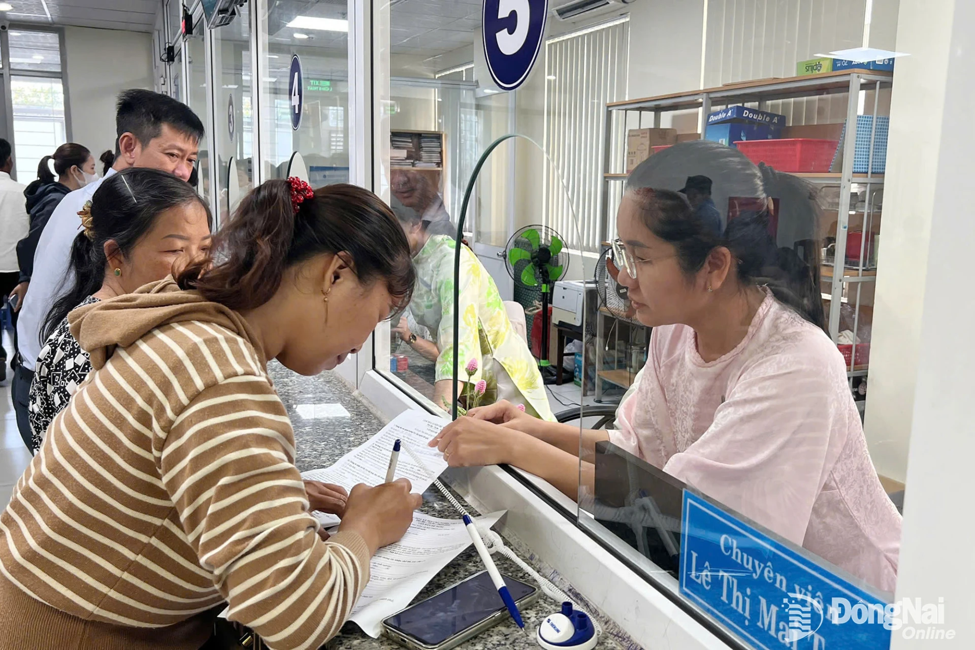Nhân viên Bảo hiểm xã hội Đồng Nai tư vấn, hướng dẫn người dân làm thủ tục hưởng chế độ bảo hiểm xã hội.