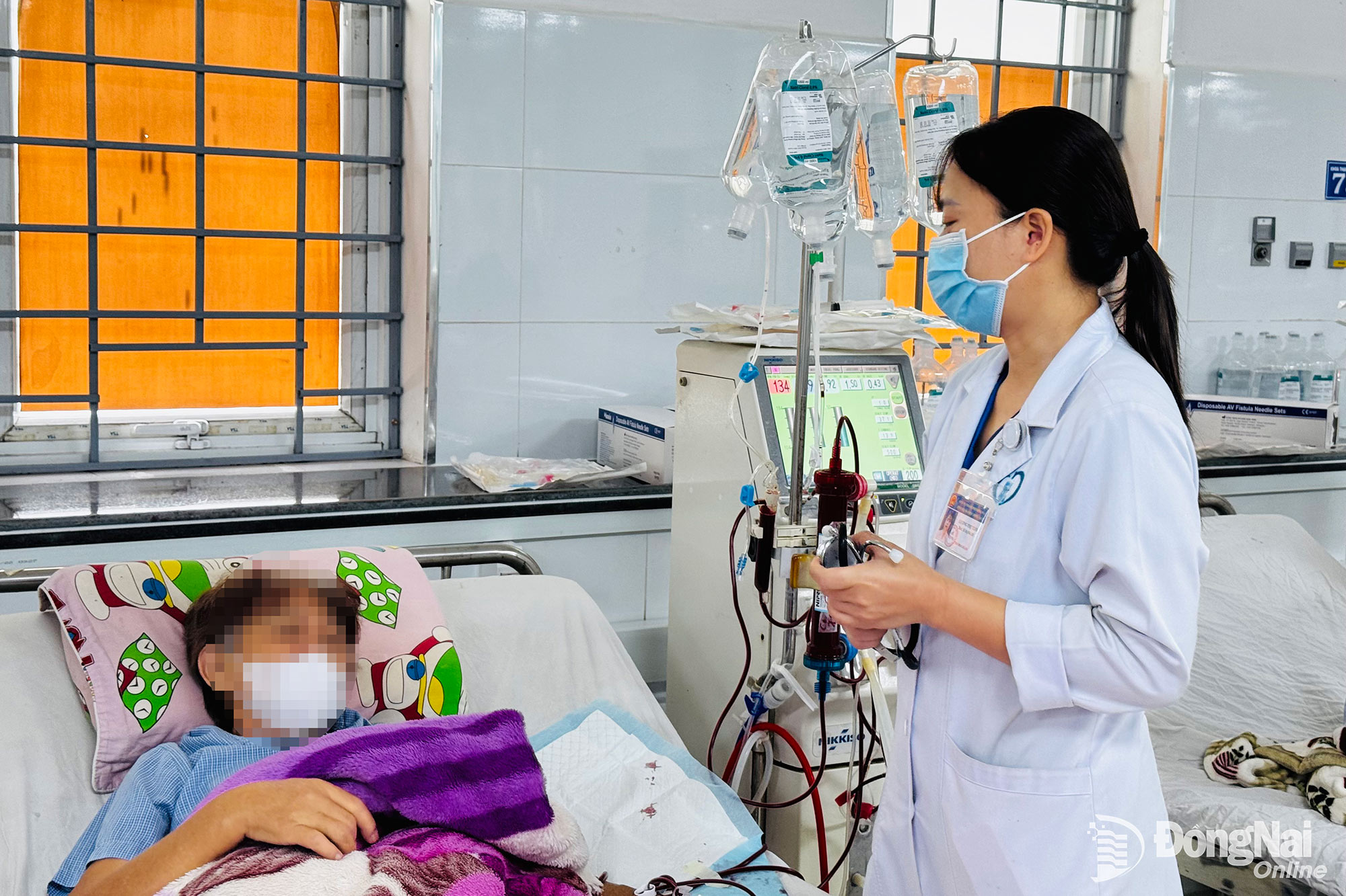 Bác sĩ Bệnh viện Đa khoa Thống Nhất thăm khám, động viên bệnh nhân chạy thận.