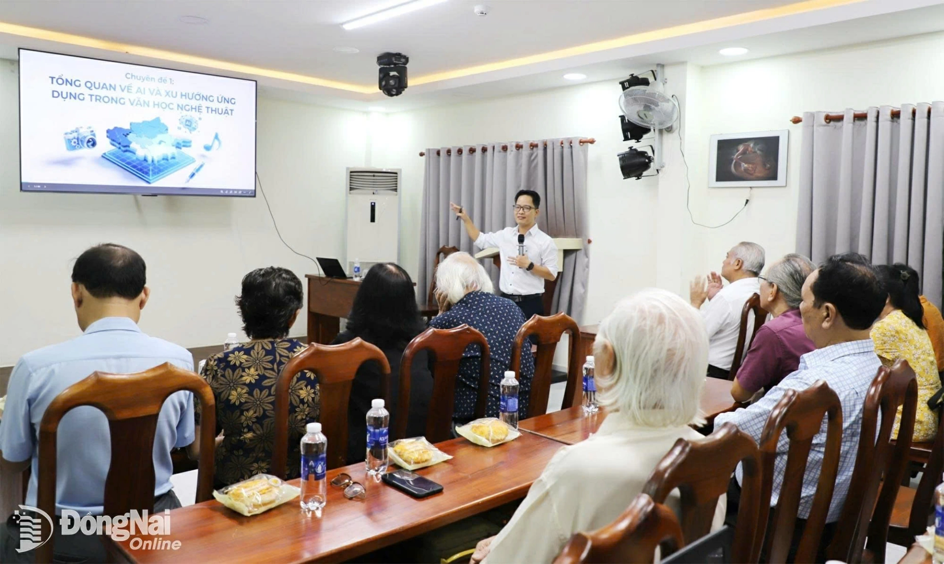 Nhà báo Đặng Sinh, biên tập viên Ban Chính trị - Xã hội, Báo Thanh Niên tập huấn xu hướng ứng dụng AI trong văn học nghệ thuật cho văn nghệ sĩ Đồng Nai. Ảnh: My Ny
