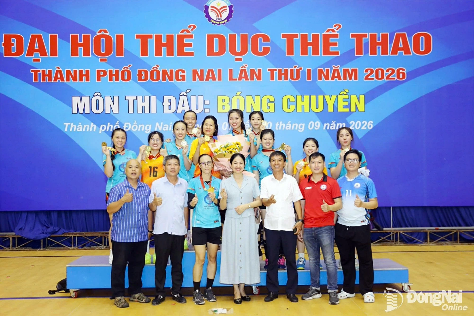 Phó Chủ tịch UBND phường Tam Hiệp Lưu Thị Hằng (giữa, hàng đầu) chúc mừng đội nữ phường Tam Hiệp giành huy chương vàng môn bóng chuyền. Ảnh: Huy Anh
