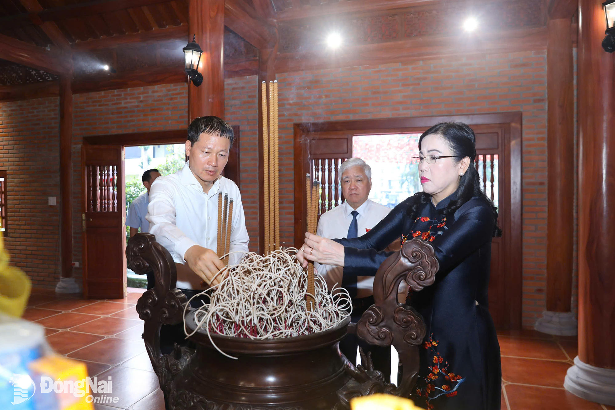 Các đồng chí: Đỗ Văn Chiến, Ủy viên Bộ Chính trị, Bí thư Trung ương Đảng, Phó Chủ tịch Quốc hội; Nguyễn Thanh Hải, Ủy viên Trung ương Đảng, Ủy viên Ủy ban Thường vụ Quốc hội, Chủ nhiệm Ủy ban Khoa học, Công nghệ và Môi trường của Quốc hội; Vũ Hồng Văn, Ủy viên Trung ương Đảng, Bí thư Thành ủy, Trưởng đoàn Đại biểu Quốc hội thành phố Đồng Nai cùng các đại biểu dâng hương tưởng nhớ Bác Hồ. Ảnh: Huy Anh
