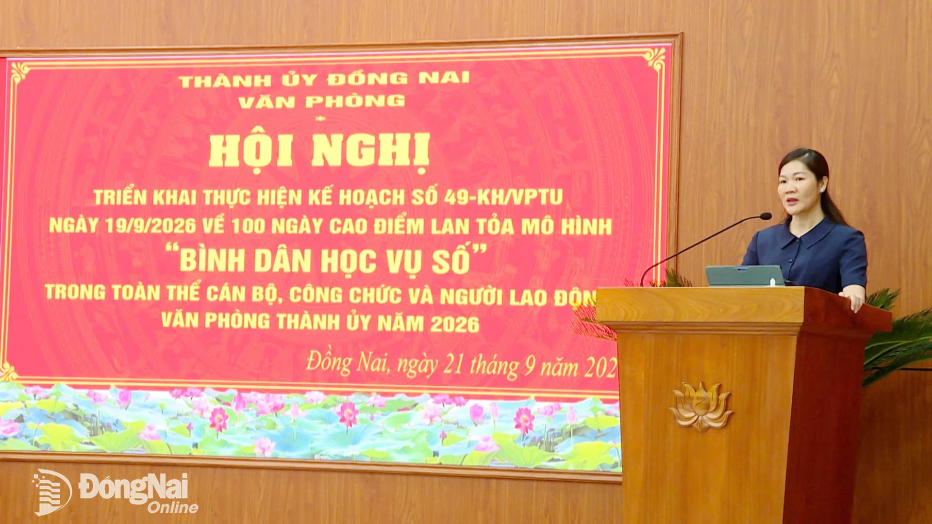 Phó Chánh Văn phòng Thành ủy Dương Thị Thảo triển khai Kế hoạch số 49-KH/VPTU tại hội nghị. Ảnh: Nhất Phương