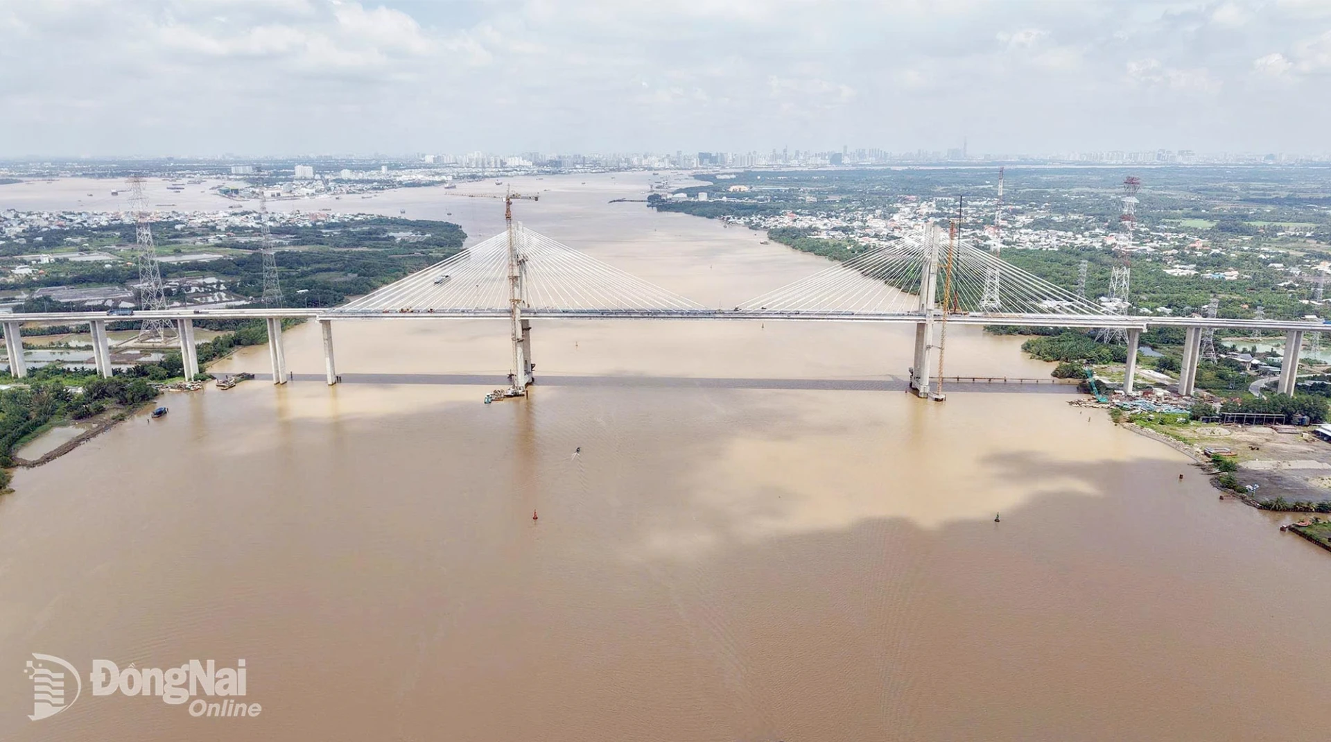 Ben Luc - Long Thanh Expressway is an important transport project connecting the Mekong Delta with Ho Chi Minh City and Dong Nai. Photo: Vuong The

