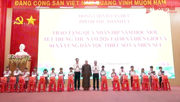 [Video] Trao 10 ngàn phần quà cho học sinh các xã biên giới