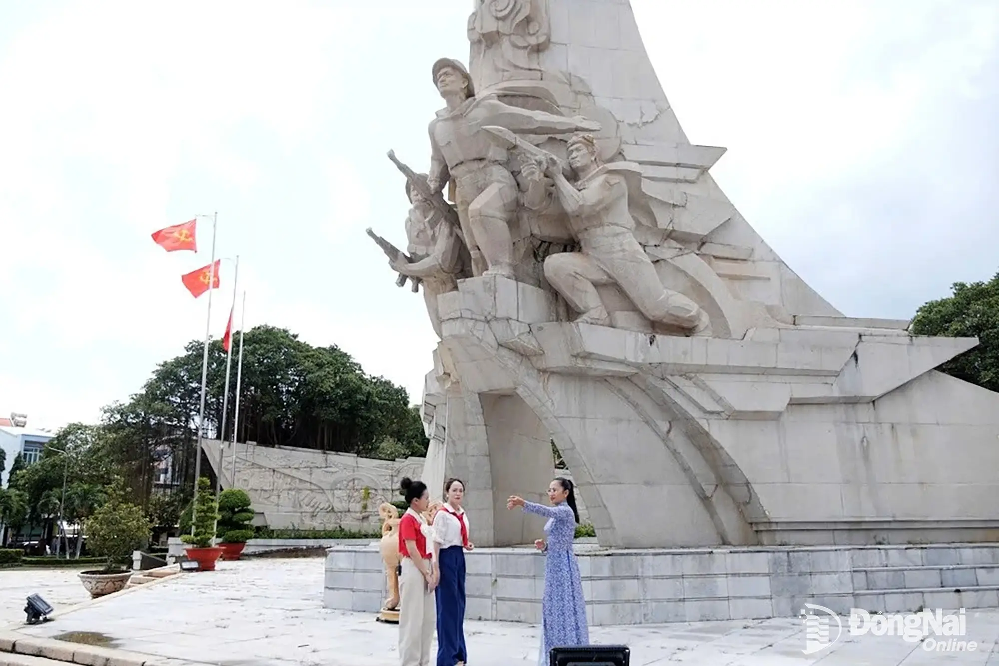 Chị Trần Thị Minh Nhật giới thiệu đến hai MC và khán giả Khám phá Đồng Nai về những giá trị, dấu mốc gắn với Di tích lịch sử cấp quốc gia Địa điểm Chiến thắng Đồng Xoài. Ảnh: Tiến Dũng