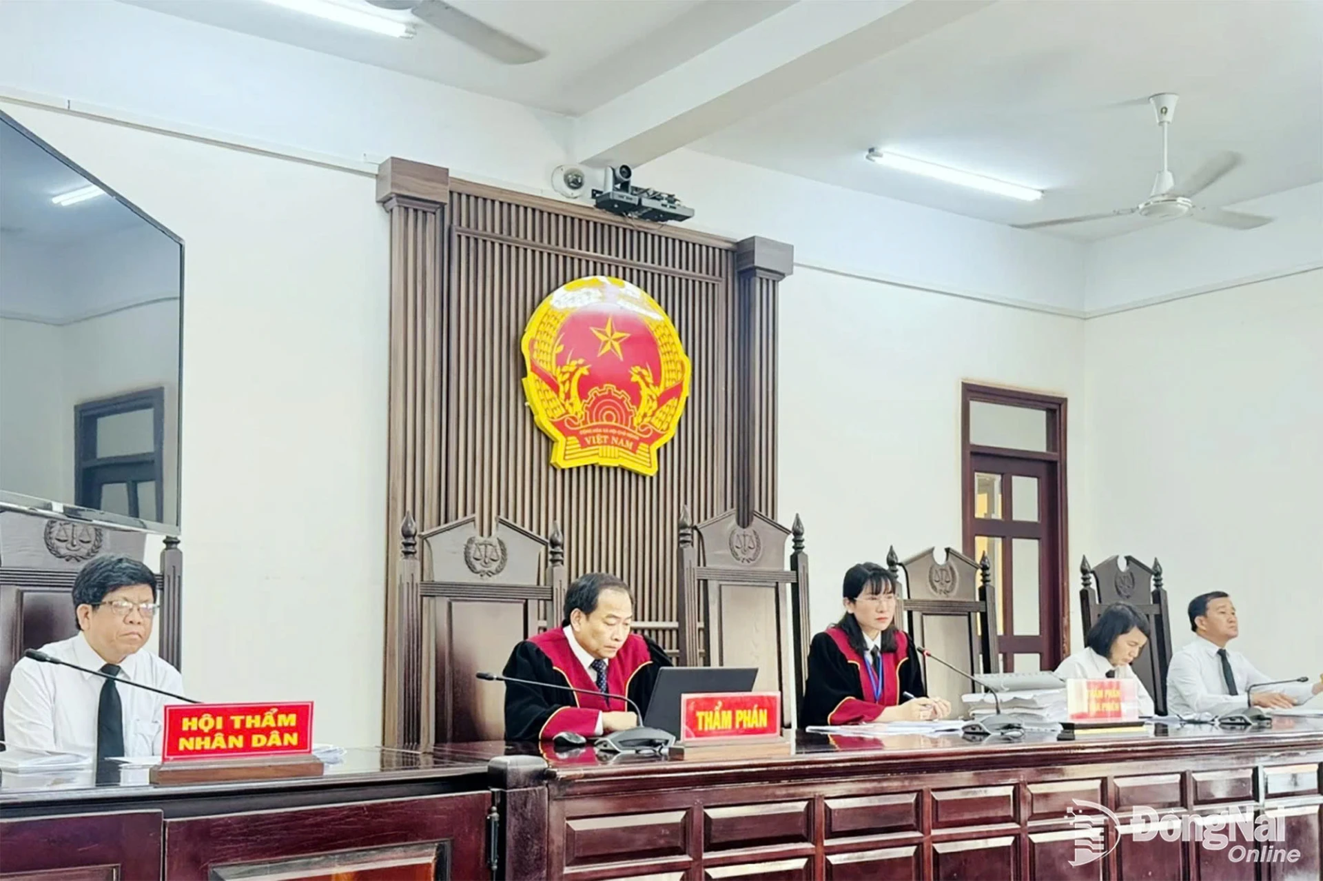 Hội đồng xét xử tham gia xét xử các bị cáo. Ảnh: Phạm Huệ
