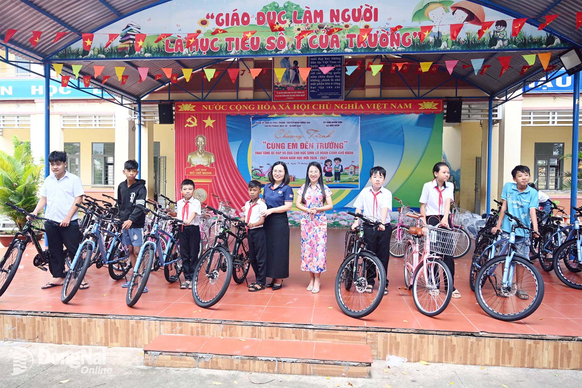 Secretary of the Party Cell of the Services and Advertising Division Nguyen Thi Phuong and Vice Chairwoman of the Nha Bich Commune People’s Committee Nguyen Thi Minh Tien present bicycles to students facing difficult circumstances. Photo: Thu Hien