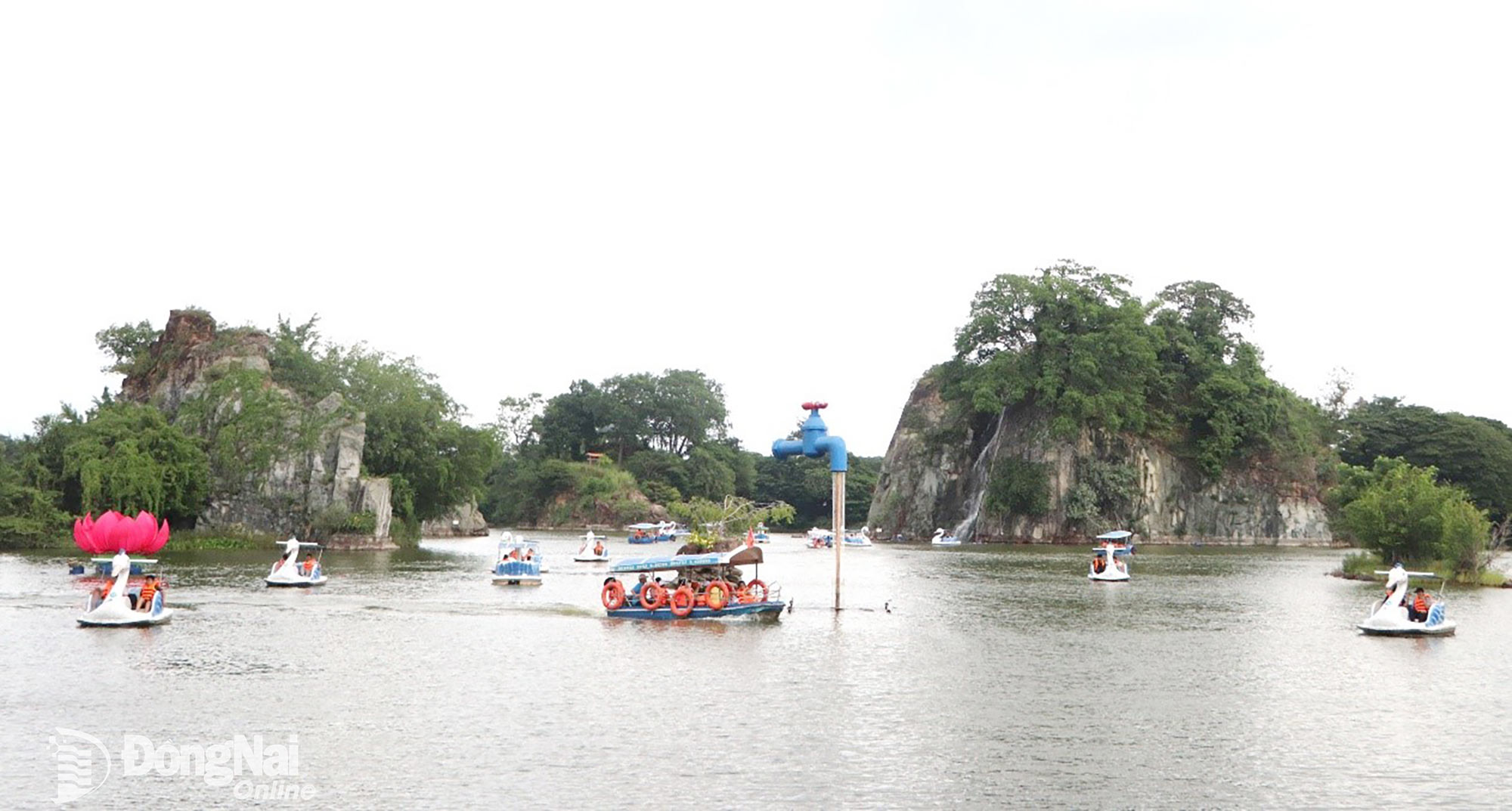 Hồ Long Ẩn, điểm nhấn ấn tượng về cảnh quan thiên nhiên tại KDL Bửu Long. Ảnh: Thủy Mộc