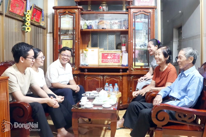 Dưới lá cờ Tổ quốc: Gia đình 3 thế hệ dưới cờ Đảng quang vinh