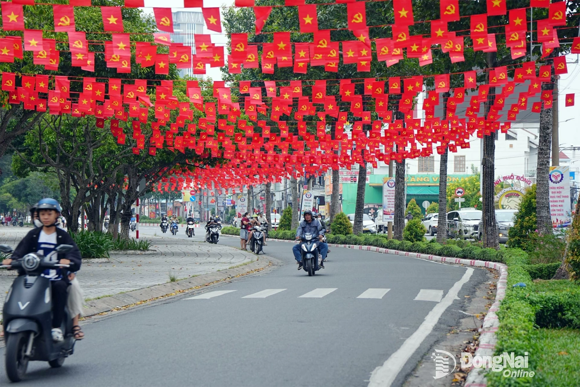 Nguyen Ai Quoc Street in Tan Trieu ward, near the City Square Park, is adorned with flags and flowers in celebration of National Day. Photo: Minh Tai

