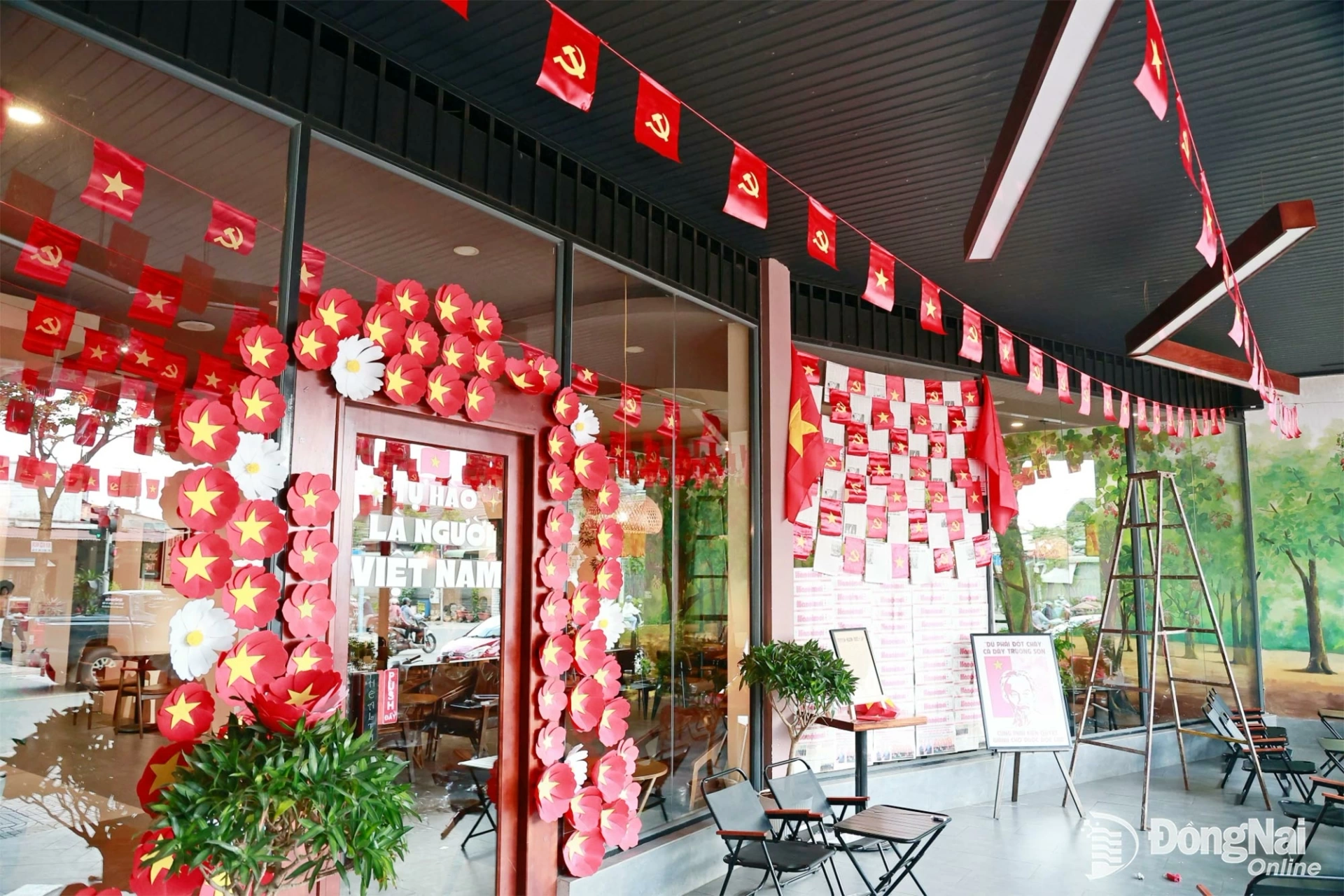 Colorful photo spots themed around Independence Day are set up at coffee shops. Photo: Thanh Toan

