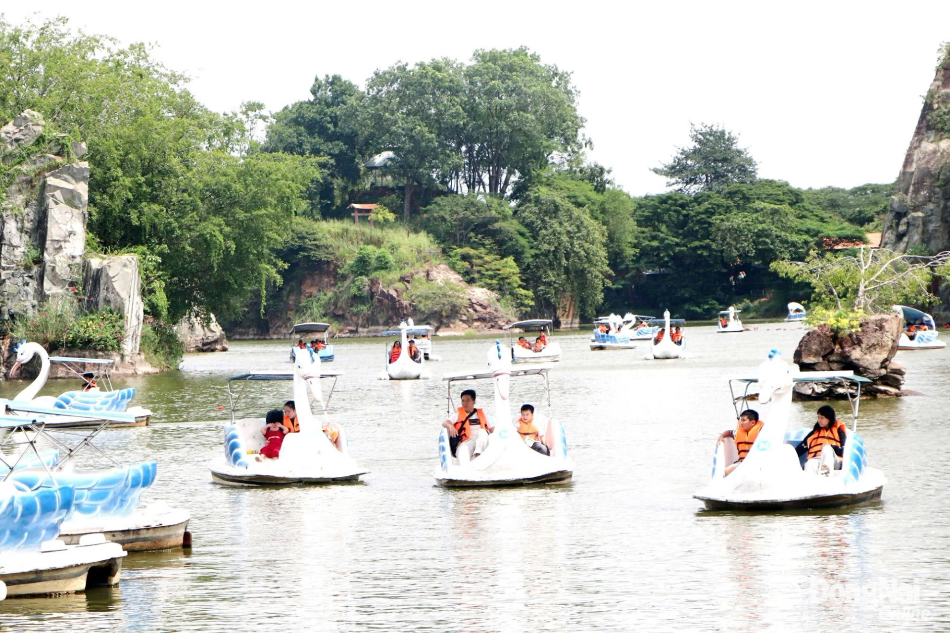 Tourists participate in water activities at Buu Long Tourist Area. Photo: Ngoc Lien

