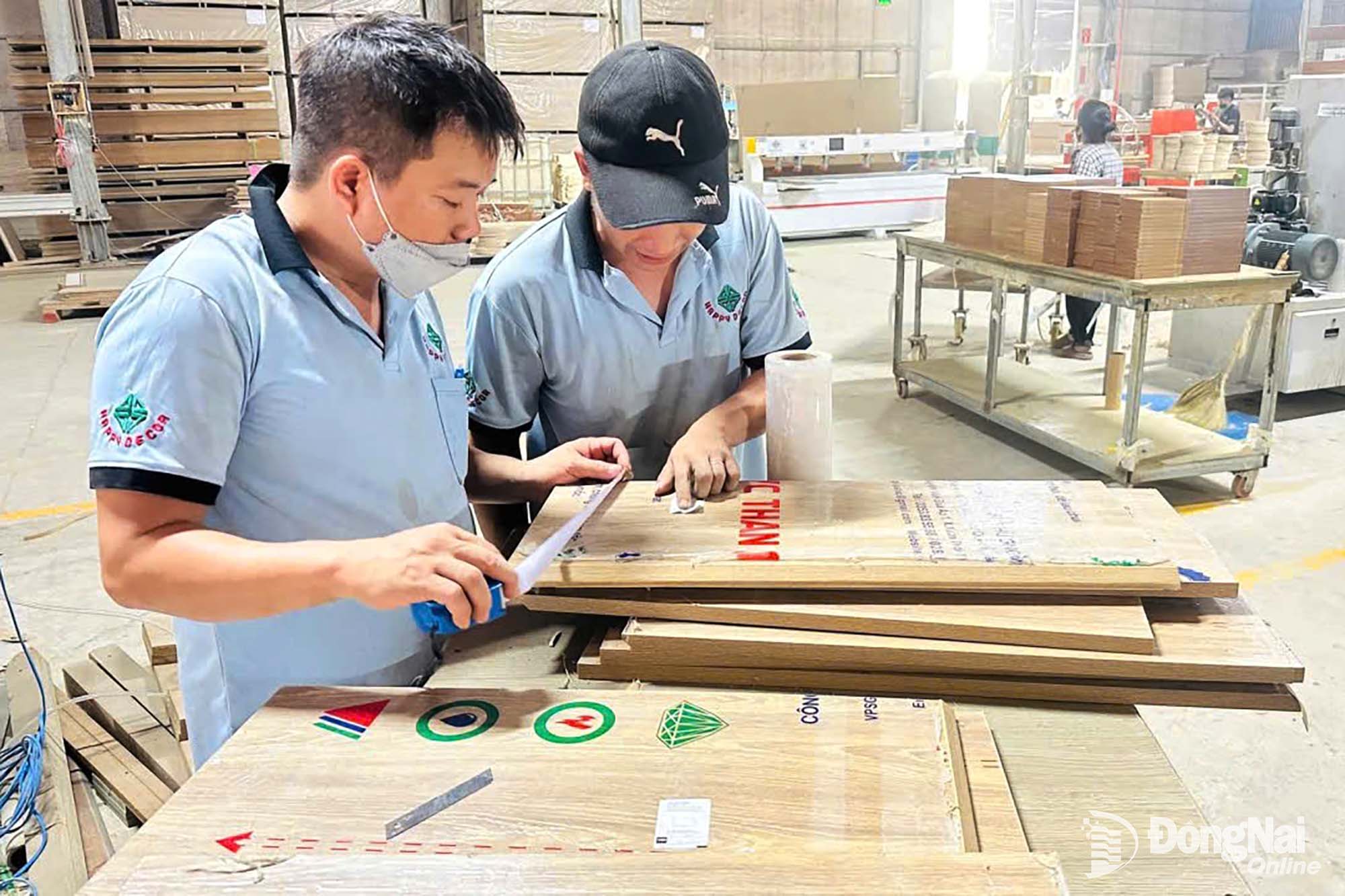 Công nhân sản xuất tại một doanh nghiệp ngành gỗ ở Đồng Nai.

