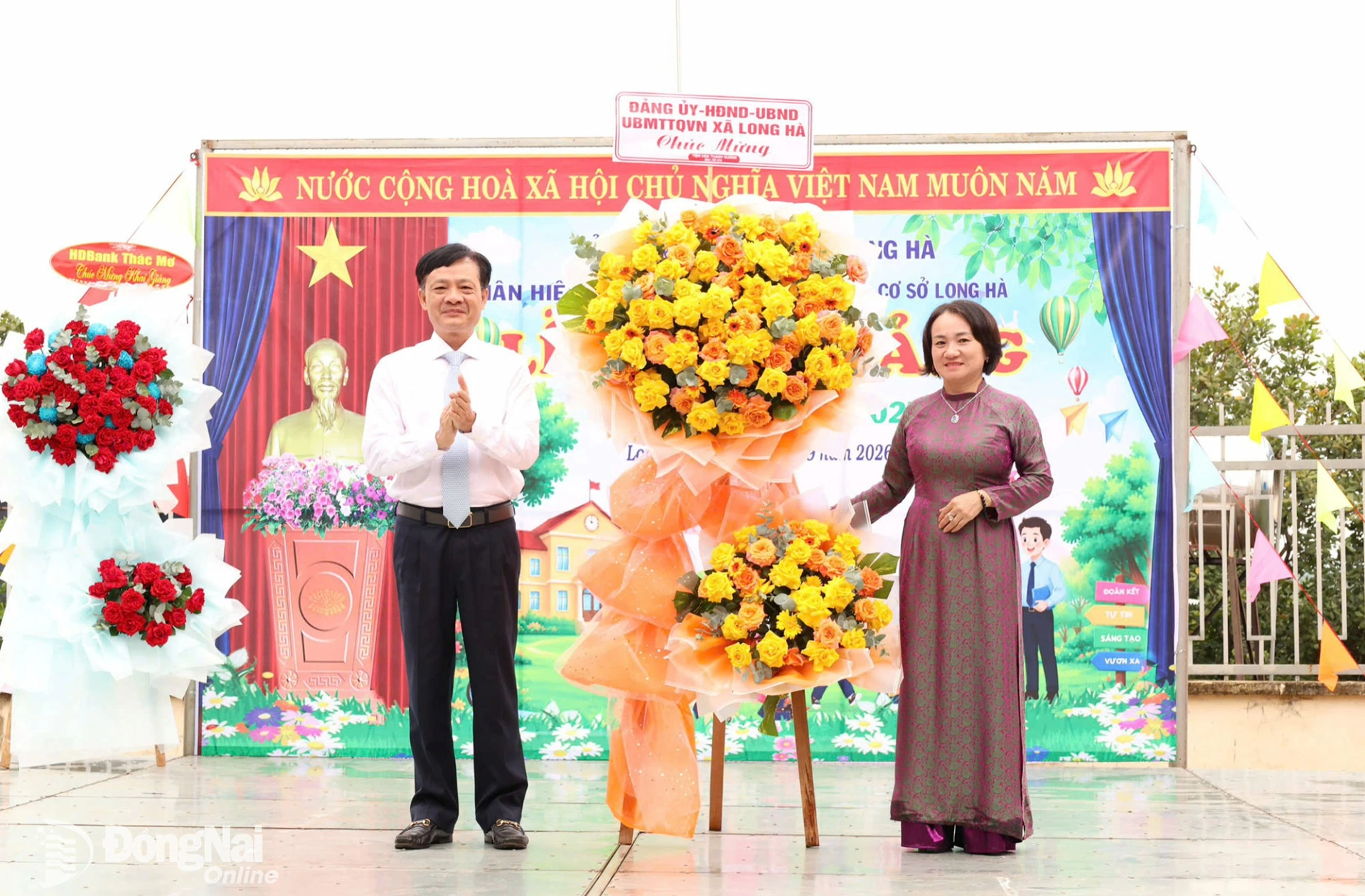 Bí thư Đảng ủy xã Long Hà Lê Anh Nam dự và tặng hoa chúc mừng Phân hiệu Trường TH-THCS Long Hà. Ảnh: Phạm Yến
