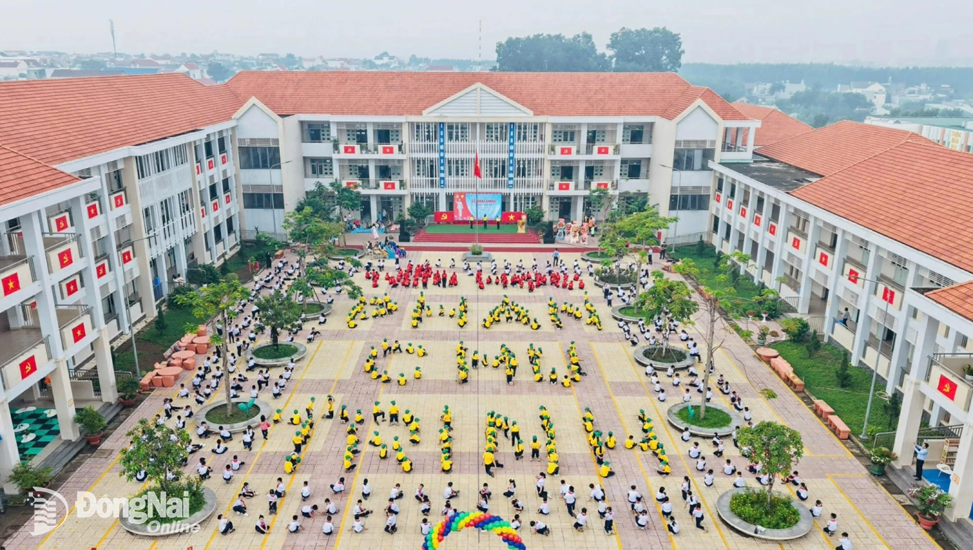 Teachers and students welcome 2026-2027 school year with mass performance