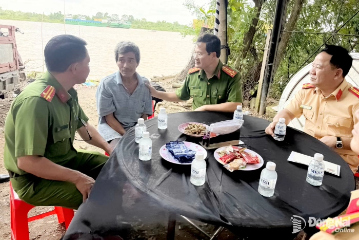 Công an thành phố Đồng Nai thăm, động viên gia đình người bị nạn trong vụ tai nạn tại Cổng 11