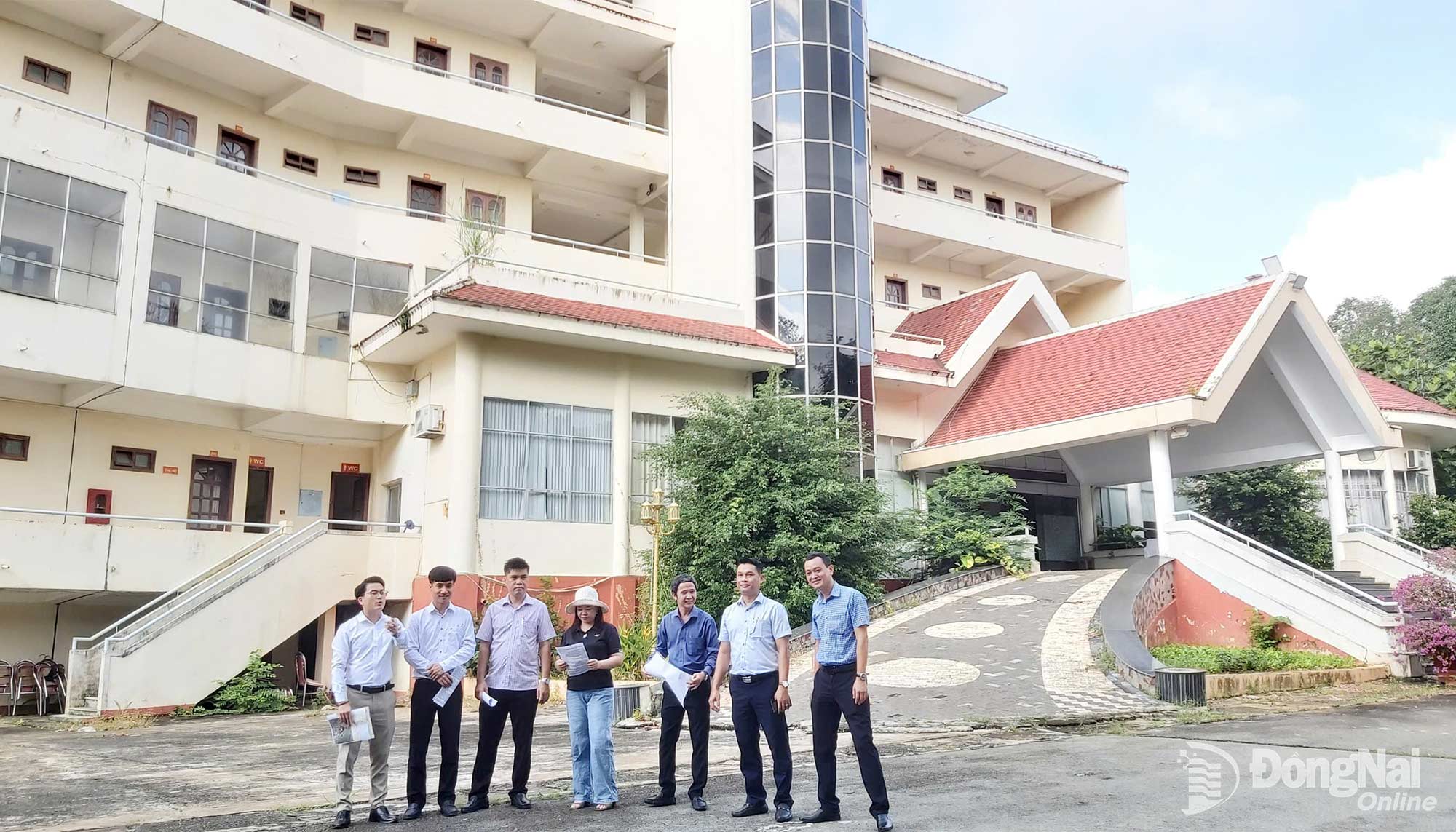 The delegation surveys the former Binh Phuoc Provincial Party Committee Guesthouse in Binh Phuoc ward. Photo: Duc Dung

