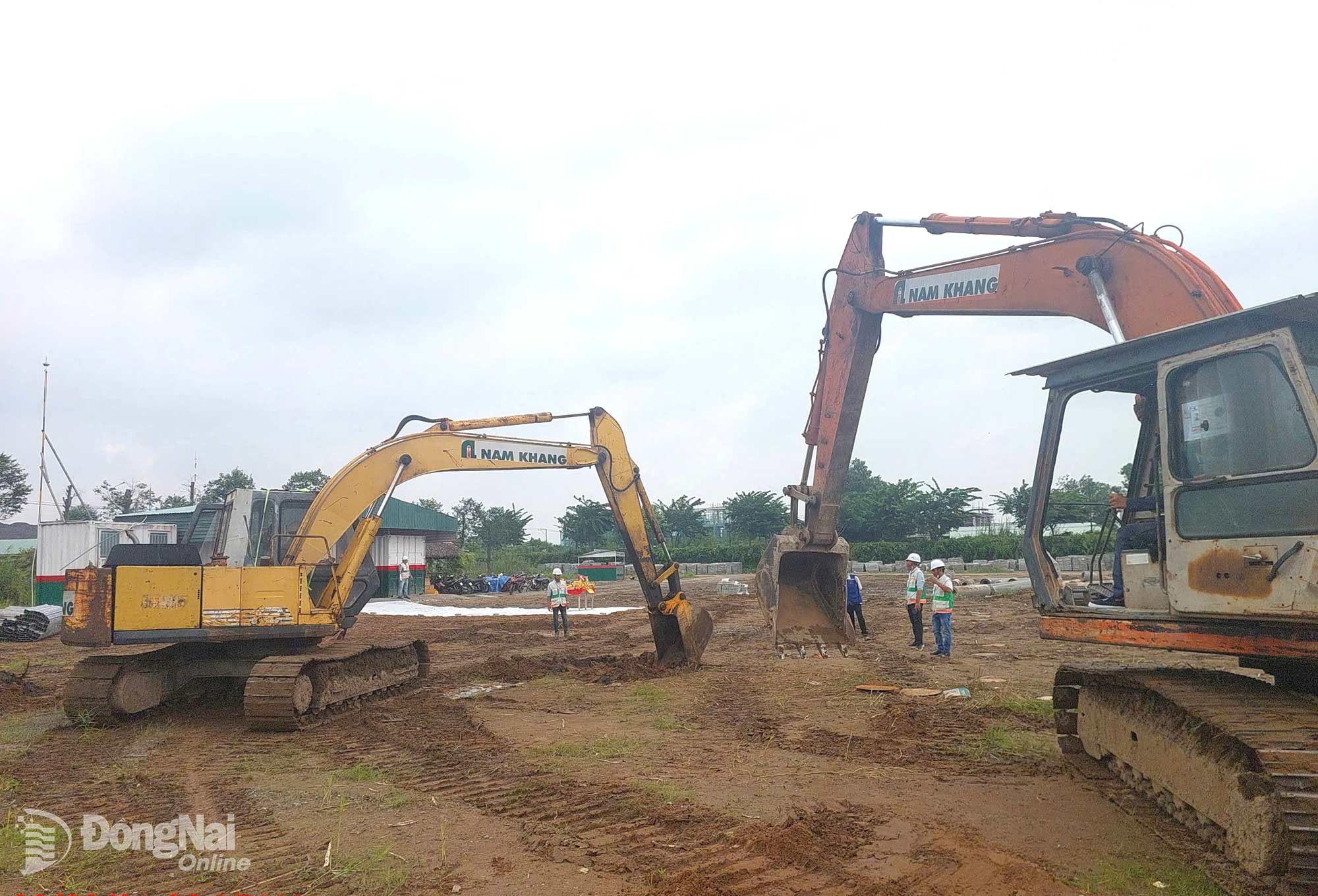 Thi công ép cọc và móng tại chung cư nhà ở xã hội thuộc Dự án Đồng Nai Waterfront. Ảnh: ĐVCC