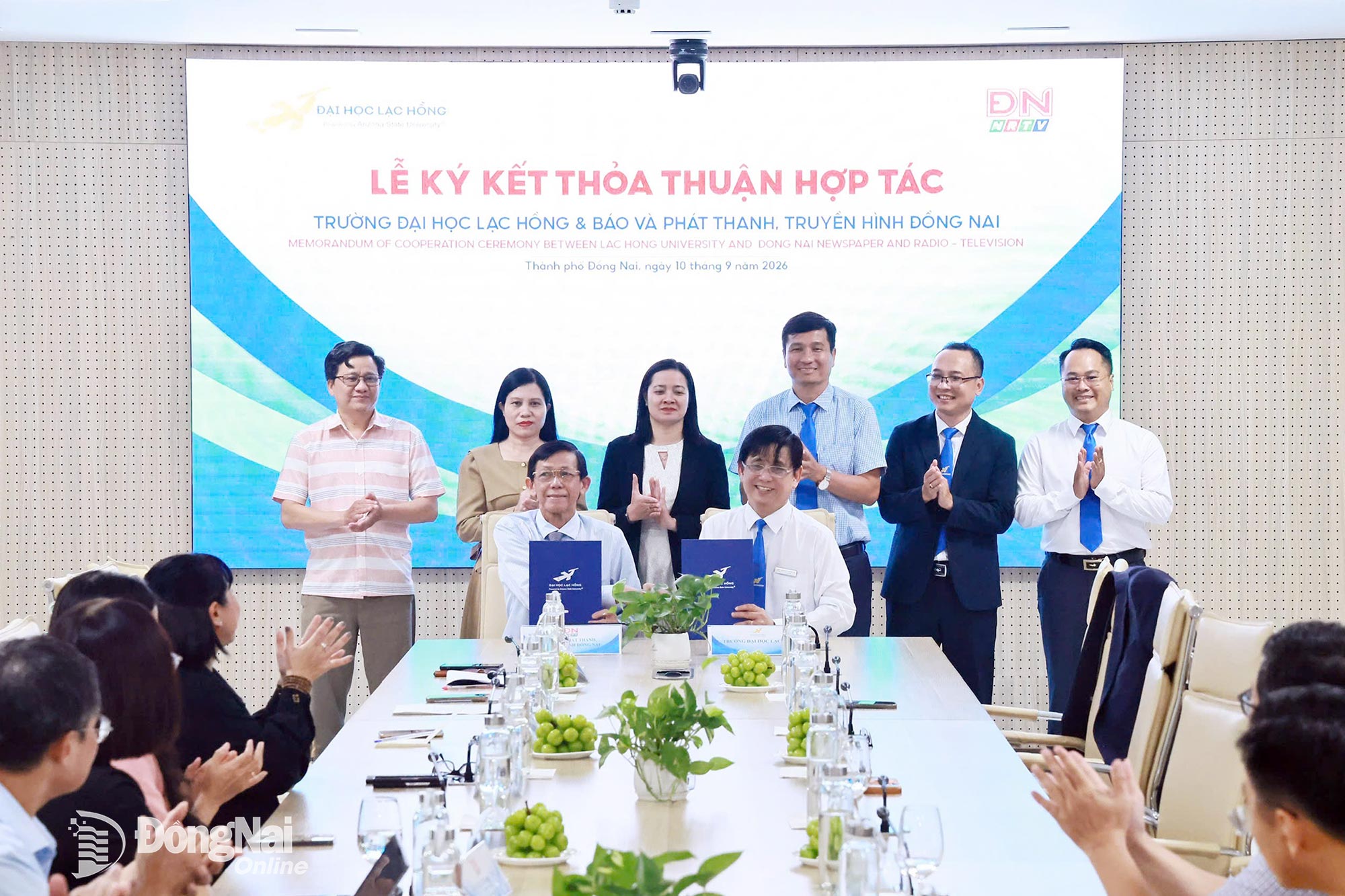Đại diện lãnh đạo Báo và Phát thanh, Truyền hình Đồng Nai và Trường đại học Lạc Hồng thực hiện nghi thức ký kết thỏa thuận hợp tác. Ảnh: Công Nghĩa
