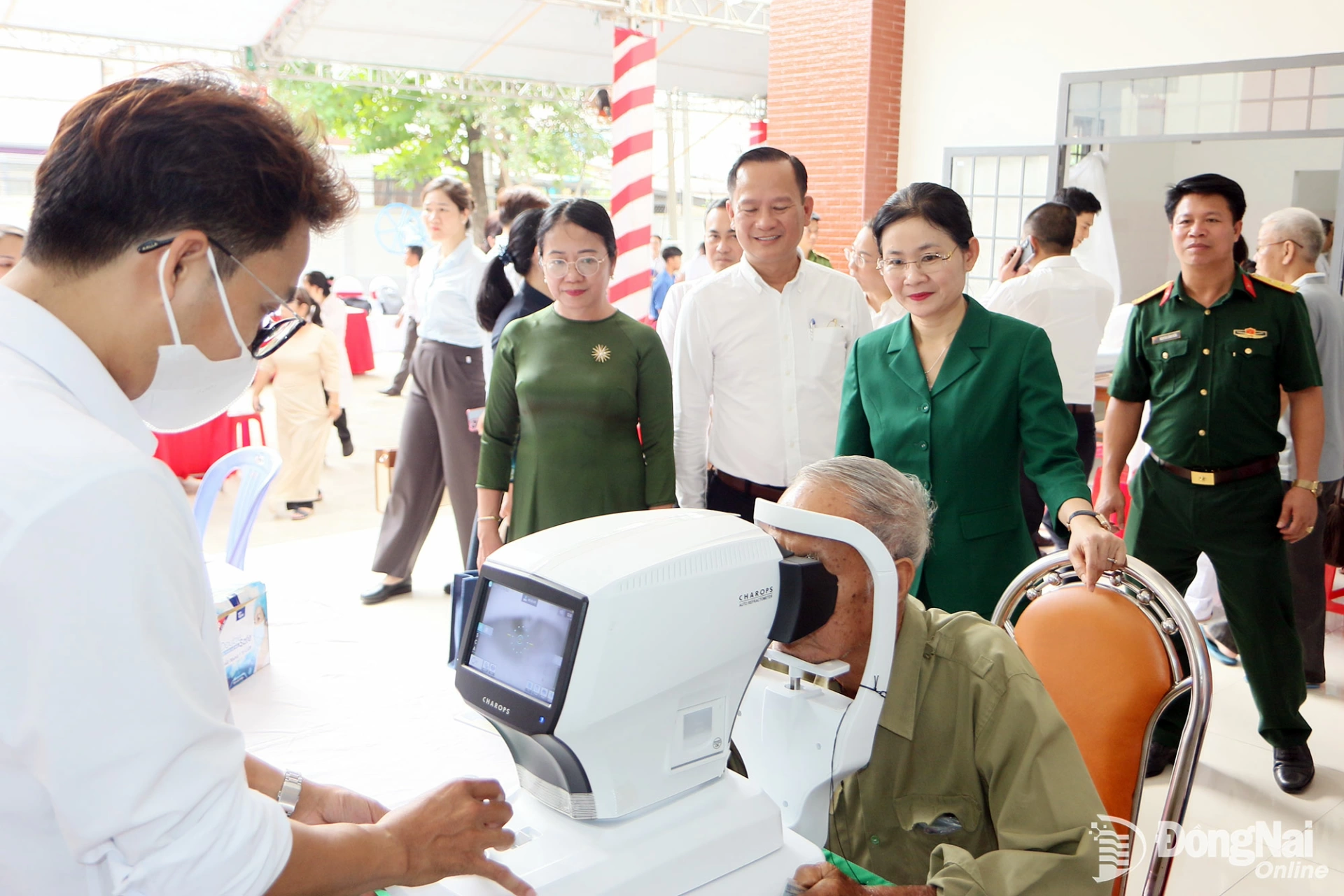 Caring for elderly people and promoting their role