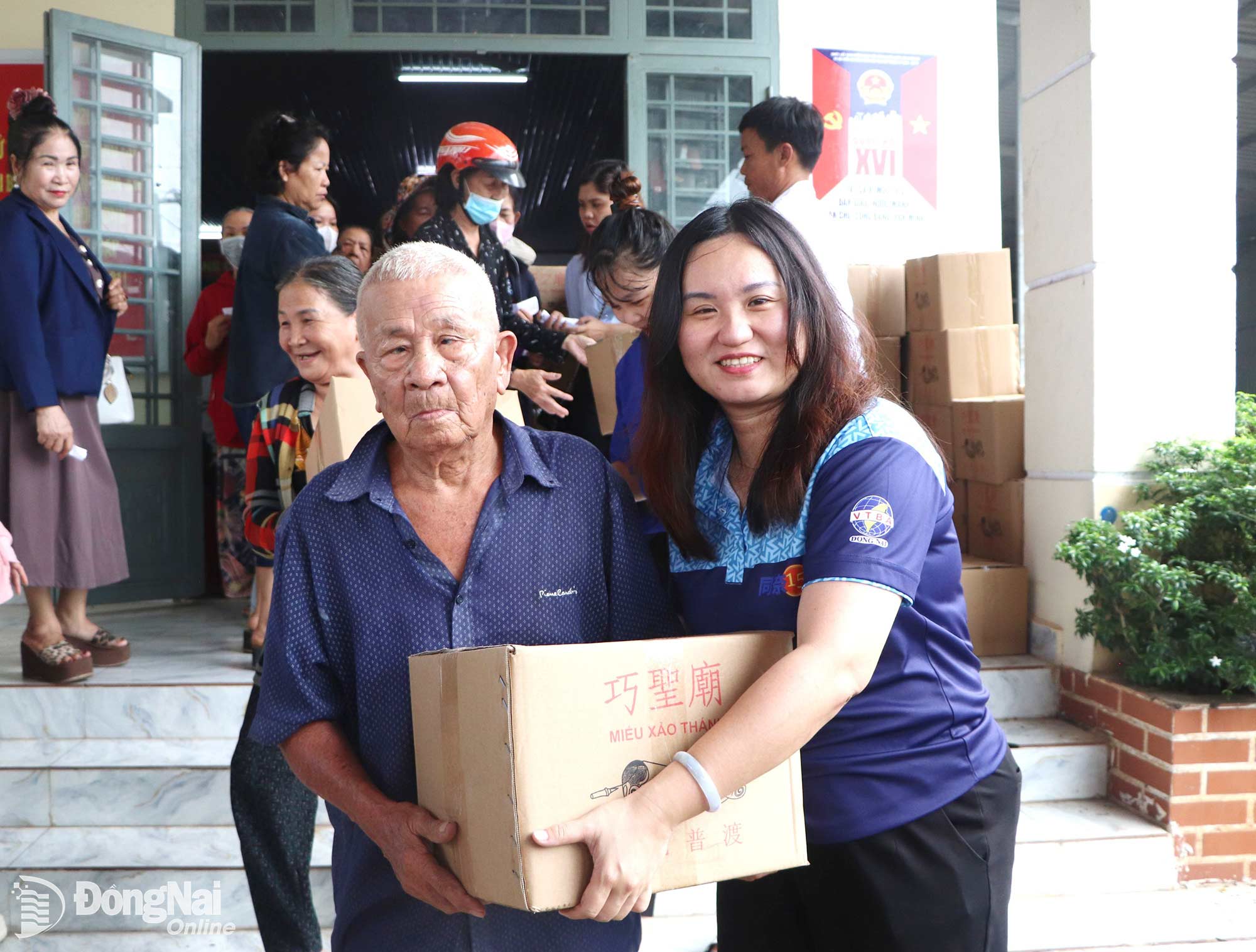 Lee Wei Chun, Chairwoman of the Taiwan Business Association Dong Nai, presents a gift to a disadvantaged family in Tan An Commune. Photo: Ngoc Lien

