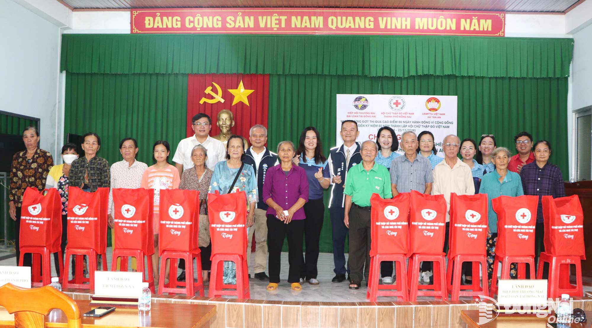 Disadvantaged families in Tan An Commune receive gifts from the Taiwan Business Association Dong Nai on September 10. Photo: Ngoc Lien

