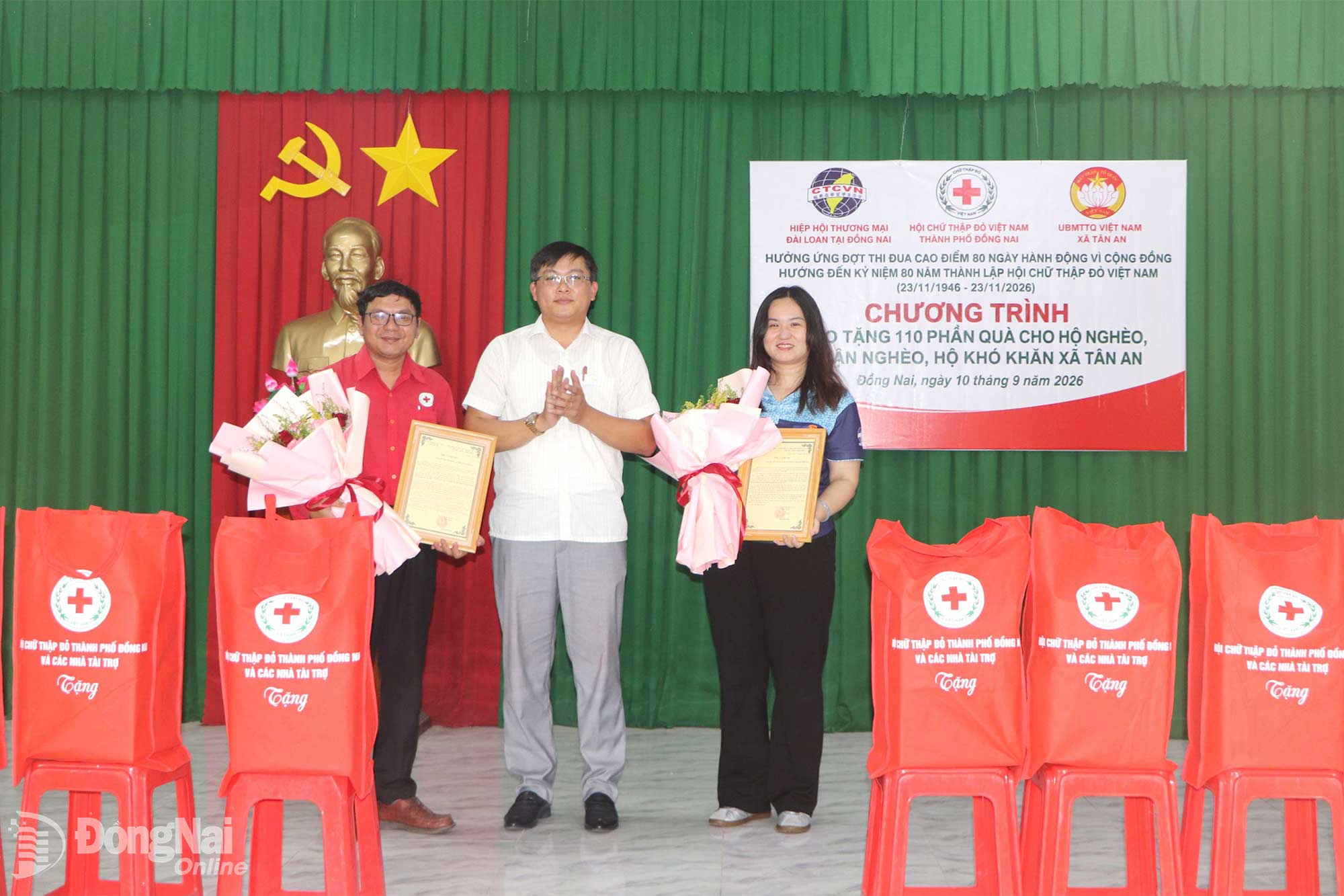 Tan An Commune leaders present flowers and letters of appreciation to the Taiwan Business Association Dong Nai and the Dong Nai Red Cross Society. Photo: Ngoc Lien


