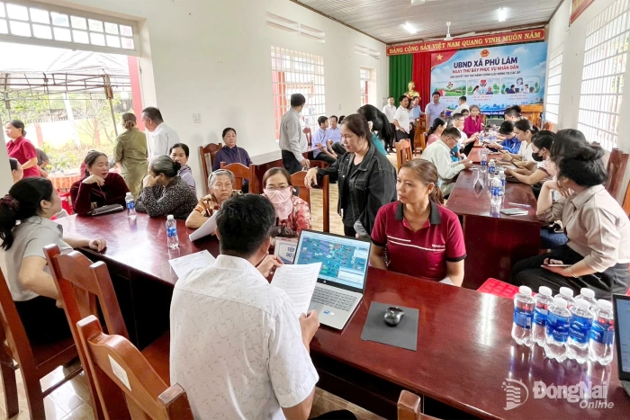 Xã Phú Lâm giải quyết thủ tục hành chính lưu động cho người dân trong chương trình Ngày thứ 7 phục vụ nhân dân
