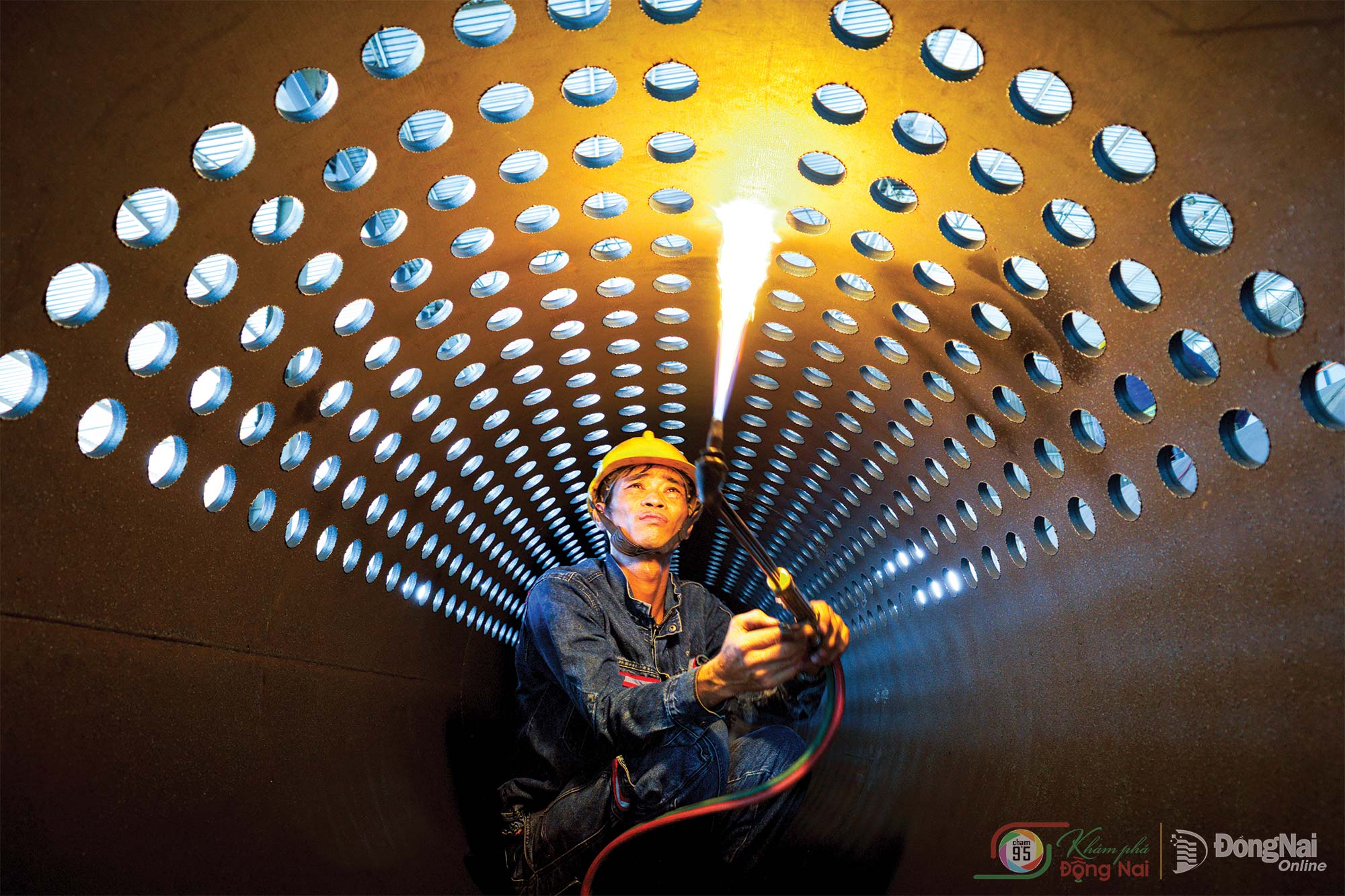 Working inside a steel structure in Thanh Phu Industrial Park, Tan Trieu Ward. Photo: Bui Cong Thanh

