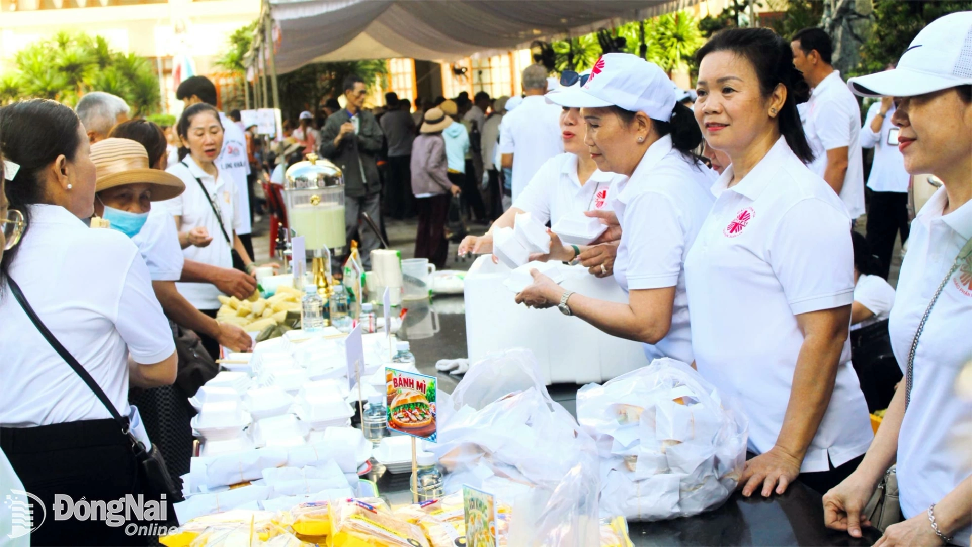 Organizers prepare thousands of free meals for residents attending the program. Photo: Danh Loc

