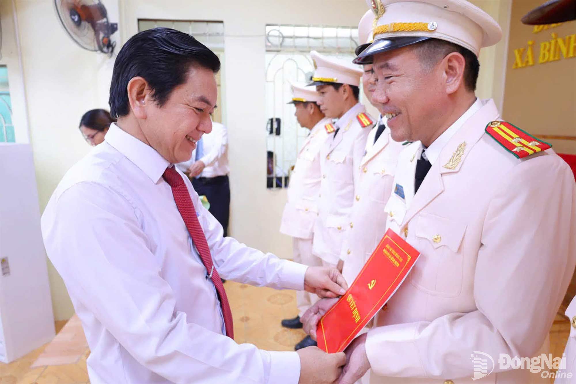 Lãnh đạo xã Bình Minh tặng hoa chúc mừng thành lập Đảng bộ Công an xã Bình Minh. Ảnh: Nguyễn Nhung