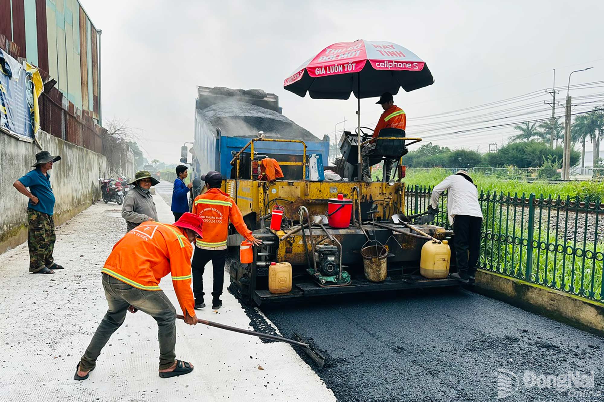 Đơn vị thi công tiến hành thảm nhựa tuyến đường Ngô Xá.