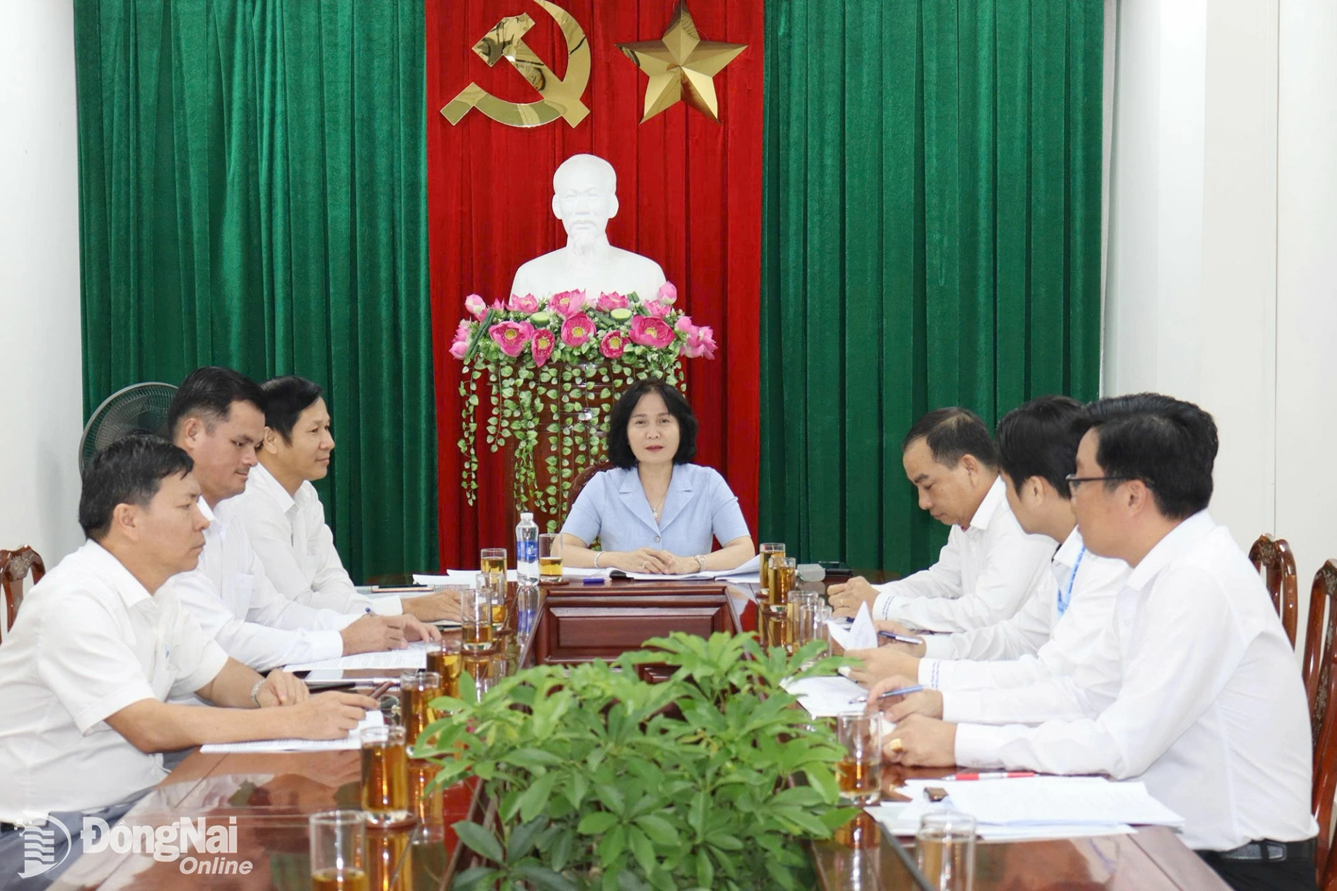 Thành ủy viên, Phó Chủ tịch UBND thành phố Nguyễn Thị Cát Tiên chủ trì buổi họp.