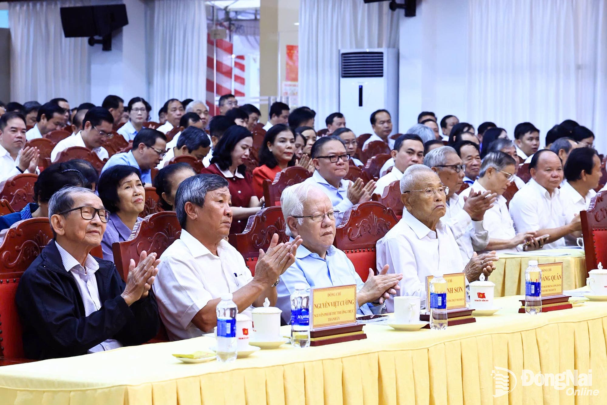 Former and incumbent leaders of agencies and units in Dong Nai City attend a conference to study and implement the Politburos Resolution No. 16-NQ/TW.

