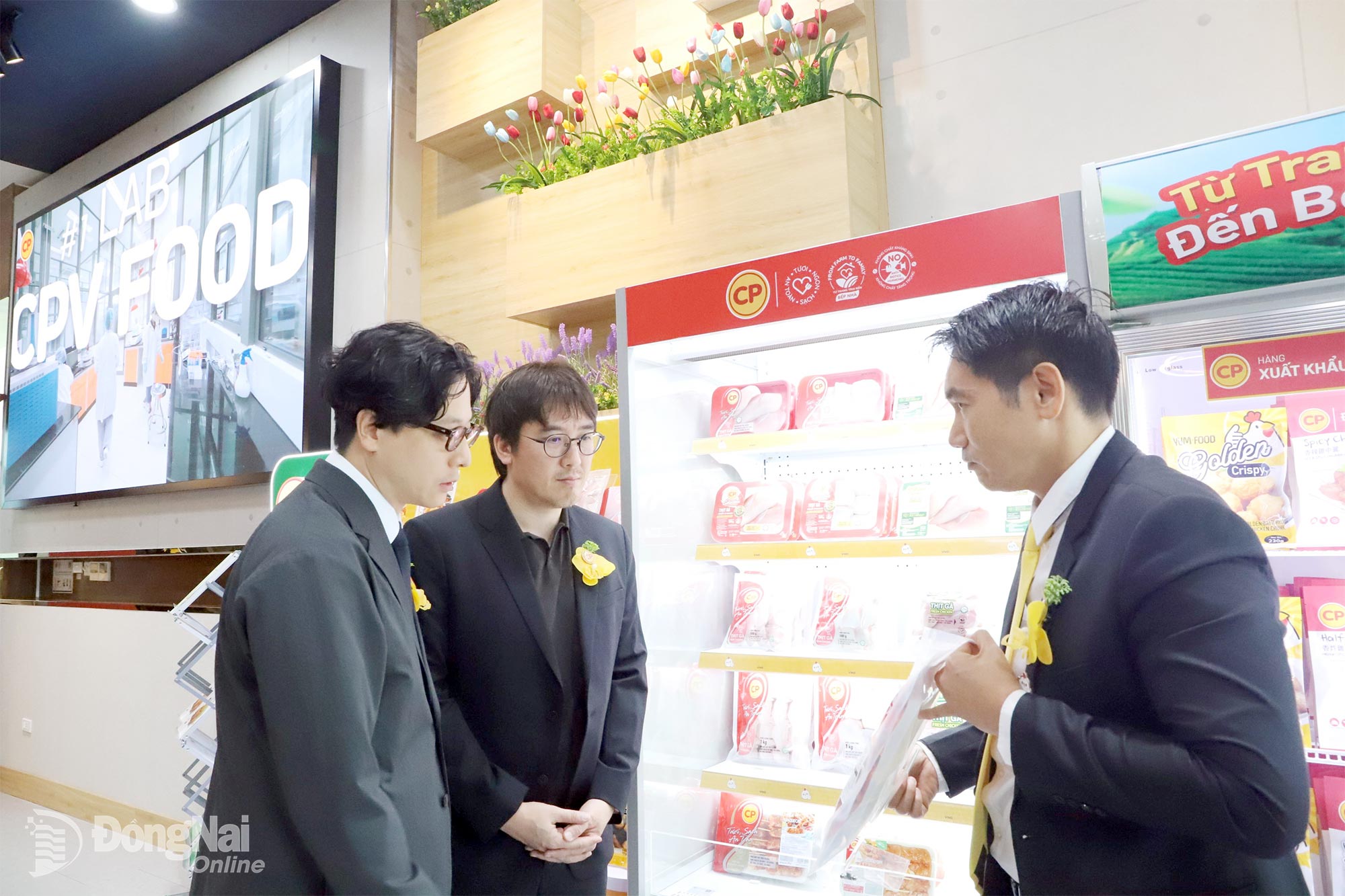 A South Korean partner explores processed chicken products for export at an event marking Vietnam’s first shipment of processed chicken to the South Korean market by C.P. Vietnam Livestock Corporation.

