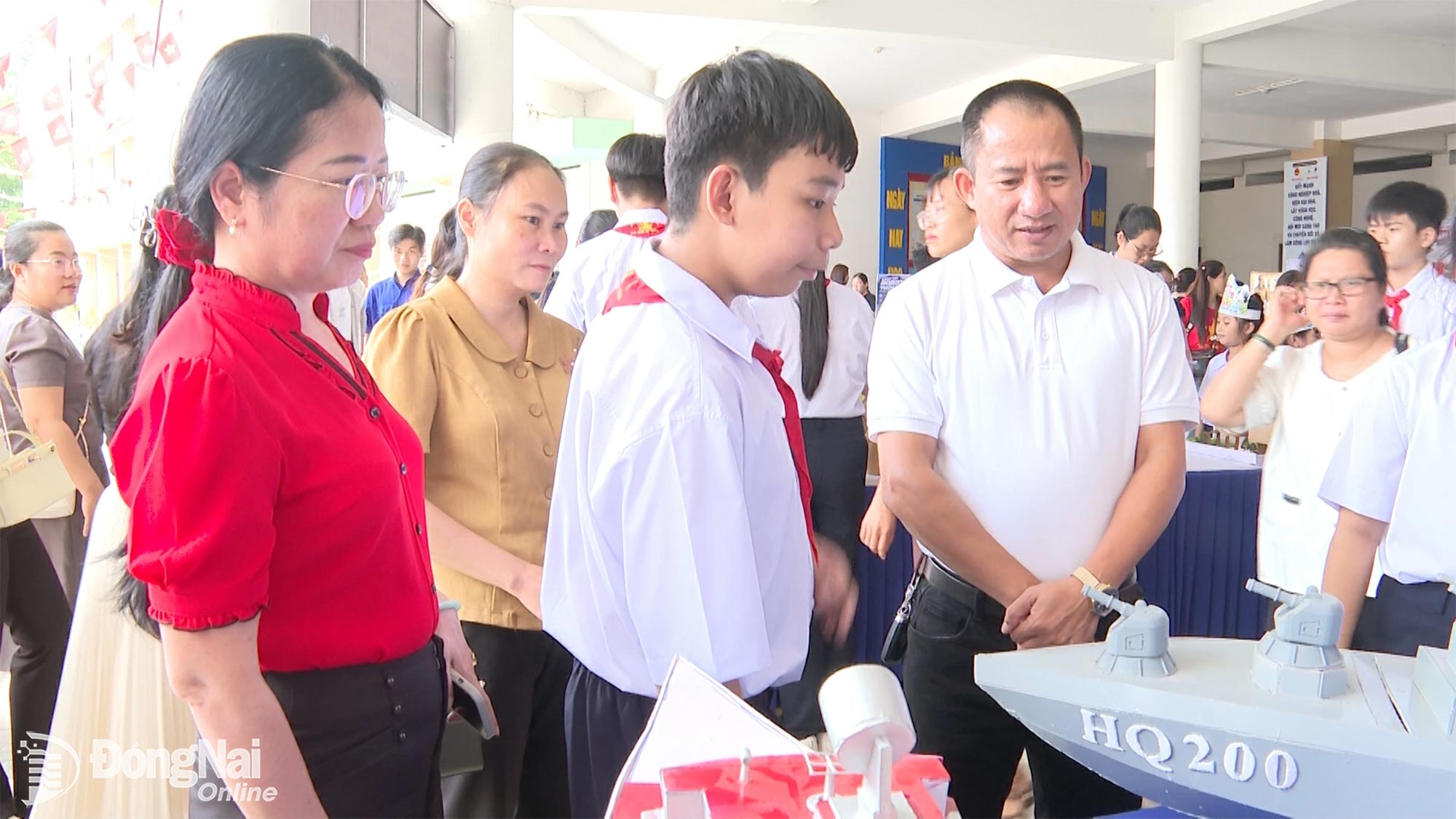 Bien Hoa ward leaders view creative products and models. Photo: Van Doan

