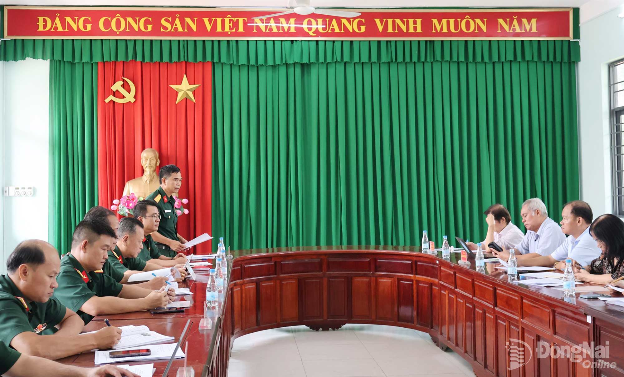 Đại tá Bùi Văn Sỹ, Phó Chính ủy Bộ Chỉ huy Quân sự thành phố Đồng Nai phát biểu trong buổi làm việc. Ảnh: Nguyệt Hà