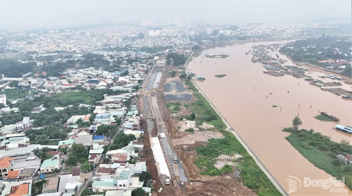 Đường ven sông Cái (đoạn từ đường Hà Huy Giáp đến đường Trần Quốc Toản) có chiều dài tuyến gần 4,6km, được đầu tư xây dựng với nền đường rộng 32m. Dự án được khởi công xây dựng tháng 2-2026. Ảnh: Phạm Tùng