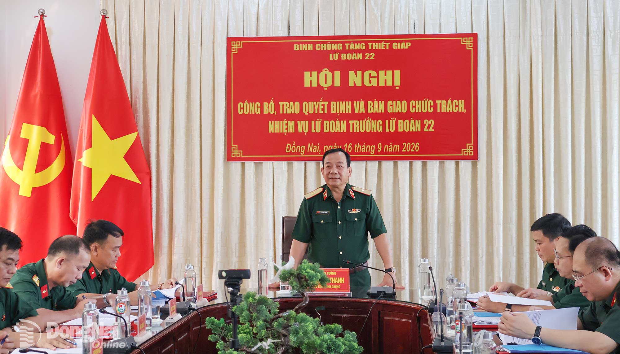 Thiếu tướng Đỗ Đình Thanh, Tư lệnh Binh chủng Tăng thiết giáp chủ trì hội nghị. Ảnh: Nguyệt Hà