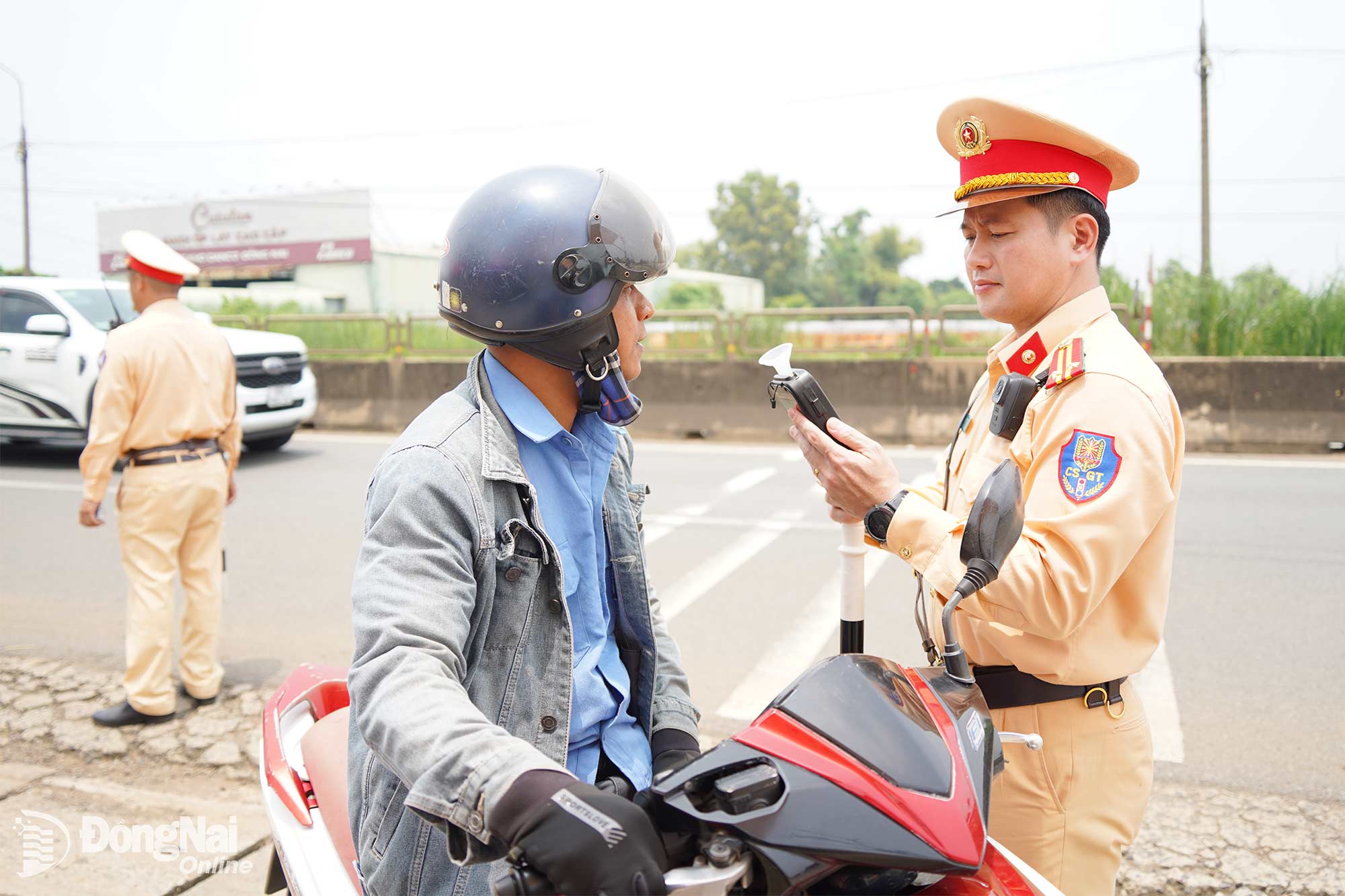 Tổ công tác của Cục Cảnh sát giao thông phối hợp Phòng Cảnh sát giao thông Công an thành phố Đồng Nai tuần tra, kiểm soát trên tuyến quốc lộ 1. Ảnh: Lê Duy