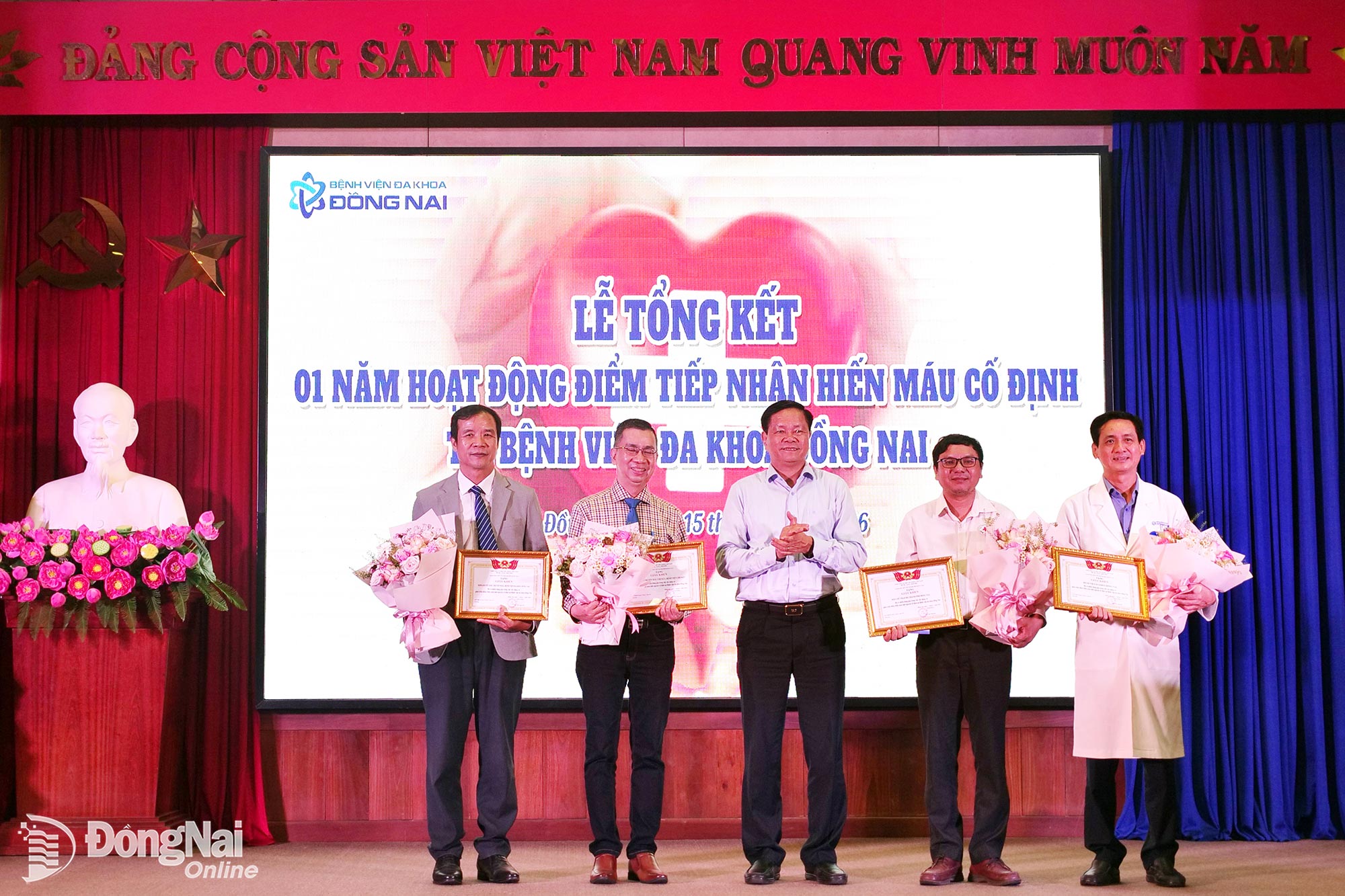 Deputy Director of the DoH Nguyen Van Binh presents certificates of merit from the department to organizations. Photo: Hanh Dung