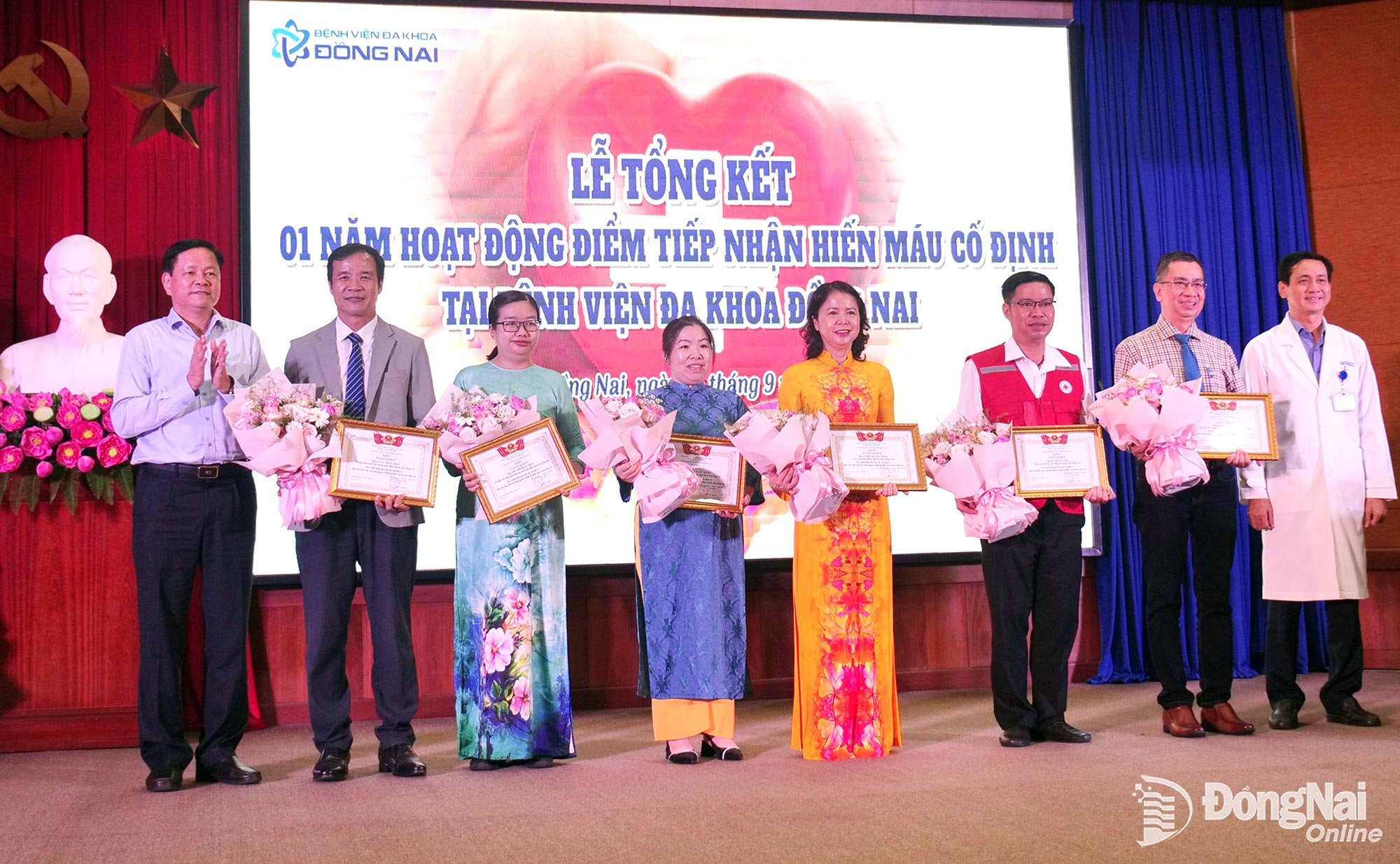 Leaders of the DoH and Dong Nai General Hospital present certificates of merit from the department to individuals. Photo: Hanh Dung