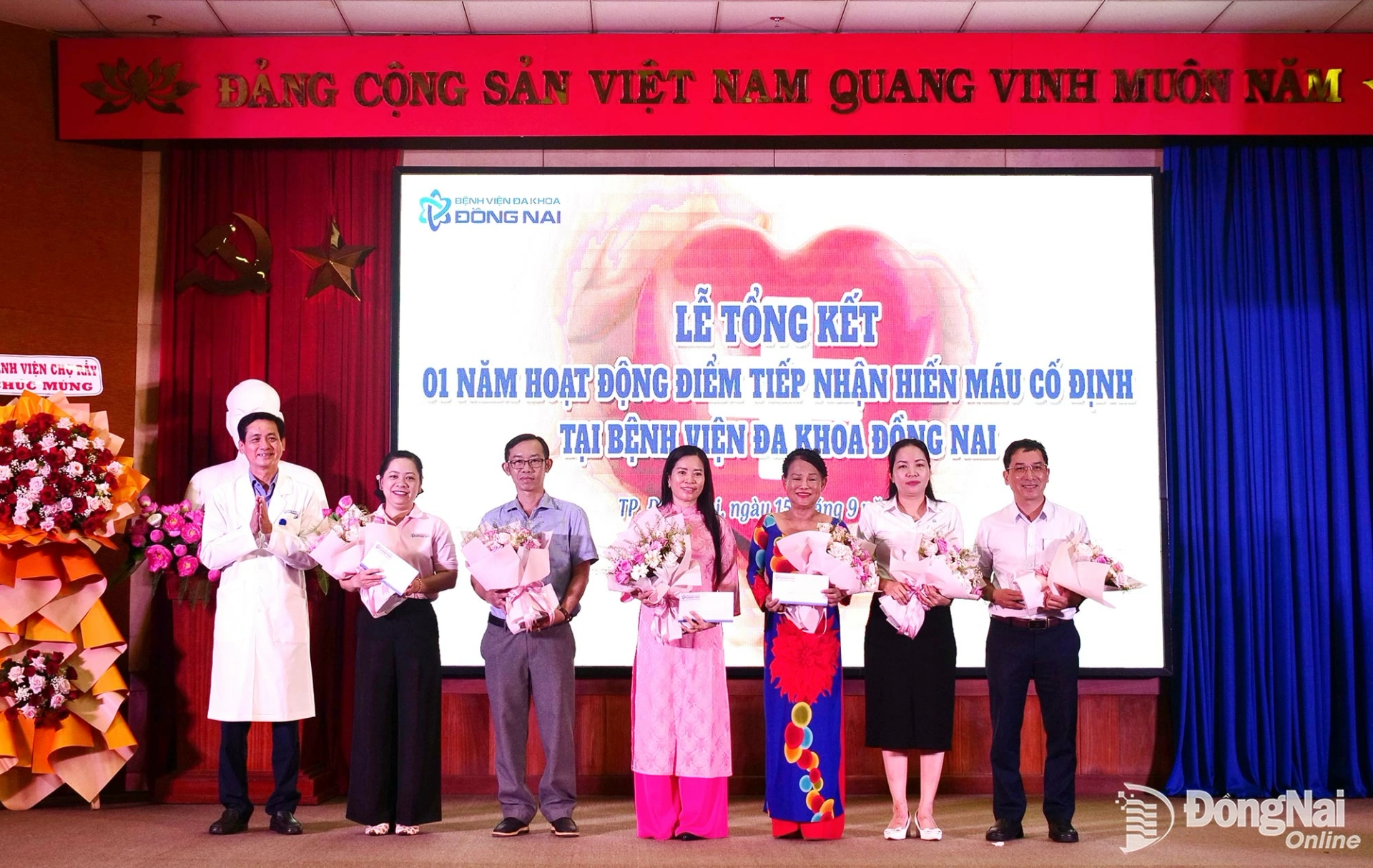 Representatives of Dong Nai General Hospitals leadership express their appreciation to individuals who have actively donated blood and encouraged others to donate. Photo: Hanh Dung