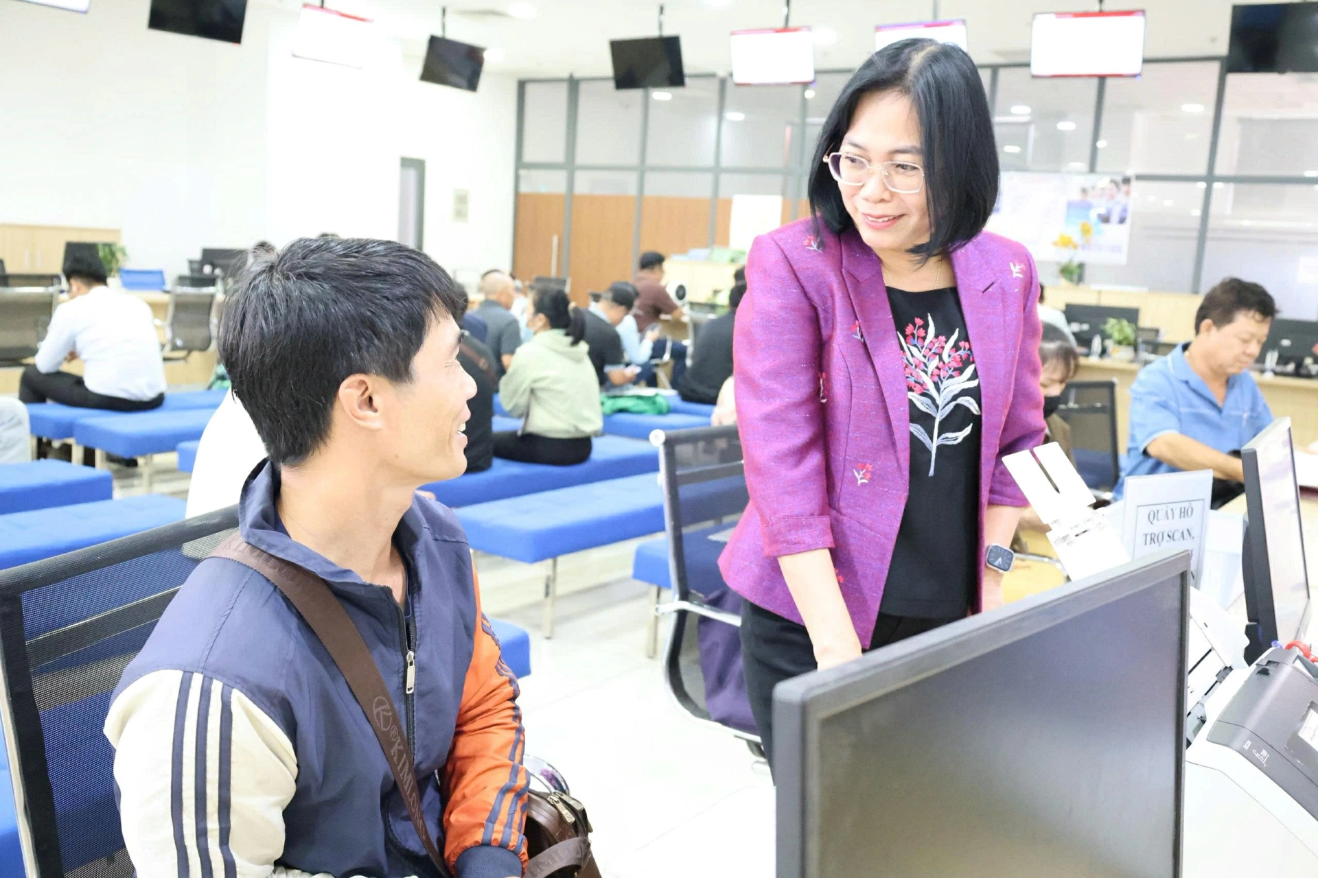 Vice Chairwoman of City People’s Committee Nguyen Thi Hoang conducts on-site inspection of public service operations
