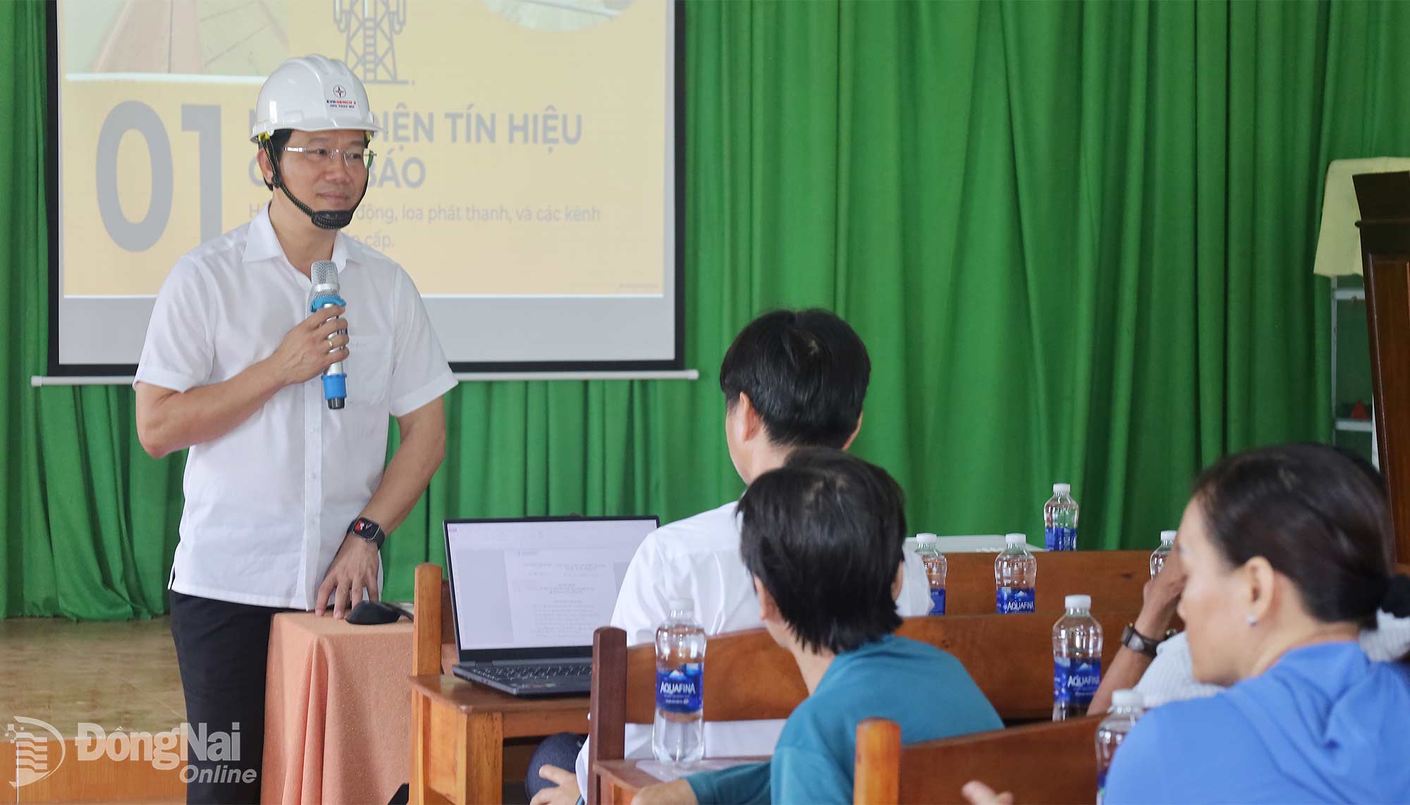 Cán bộ Công ty Cổ phần Thủy điện Thác Mơ tuyên truyền người dân vùng hạ du khi thực hiện xả tràn mùa lũ.  (Nguyễn Tấn)