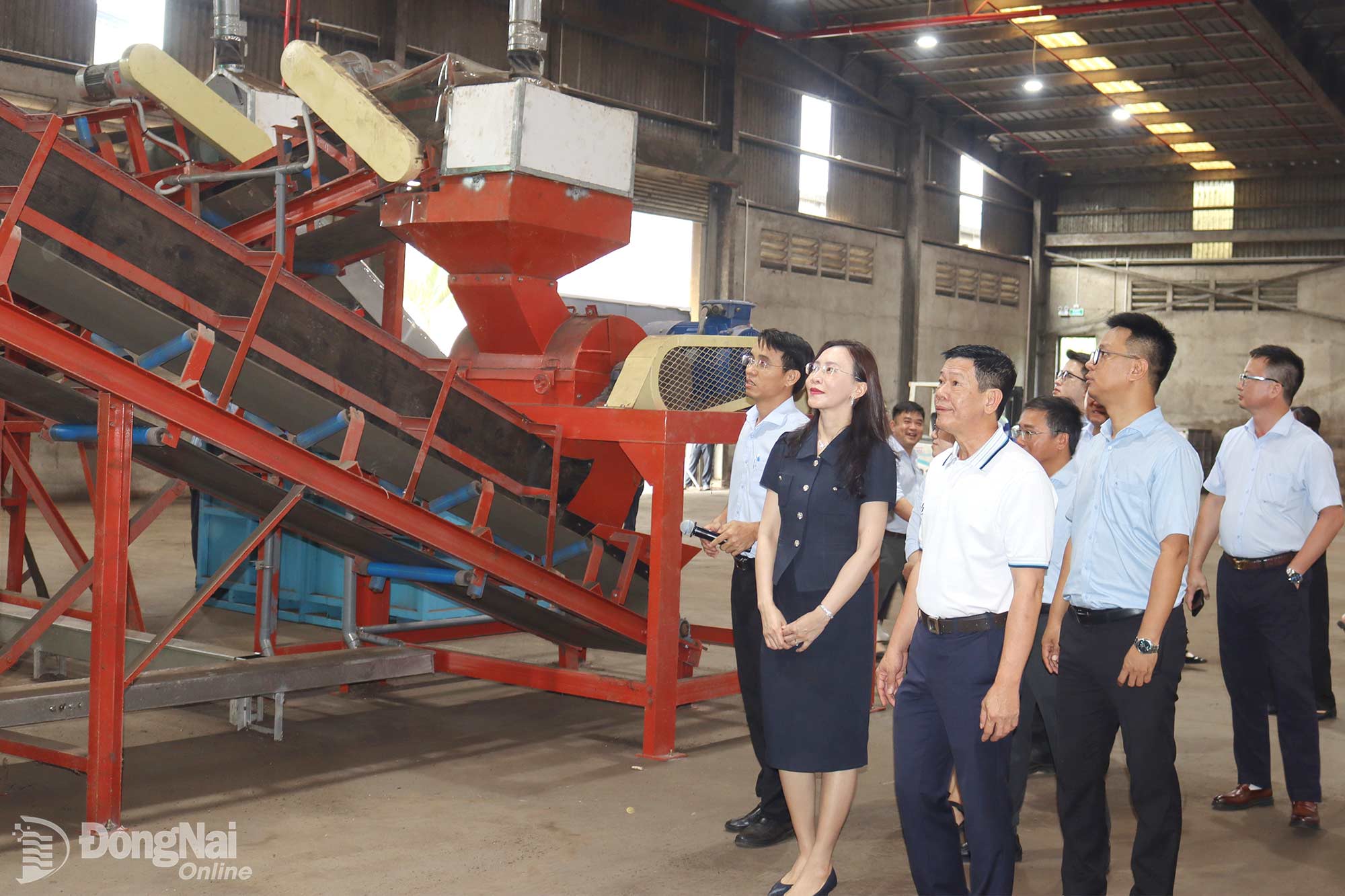 Delegates tour the fertilizer production system. Photo: Hoang Loc