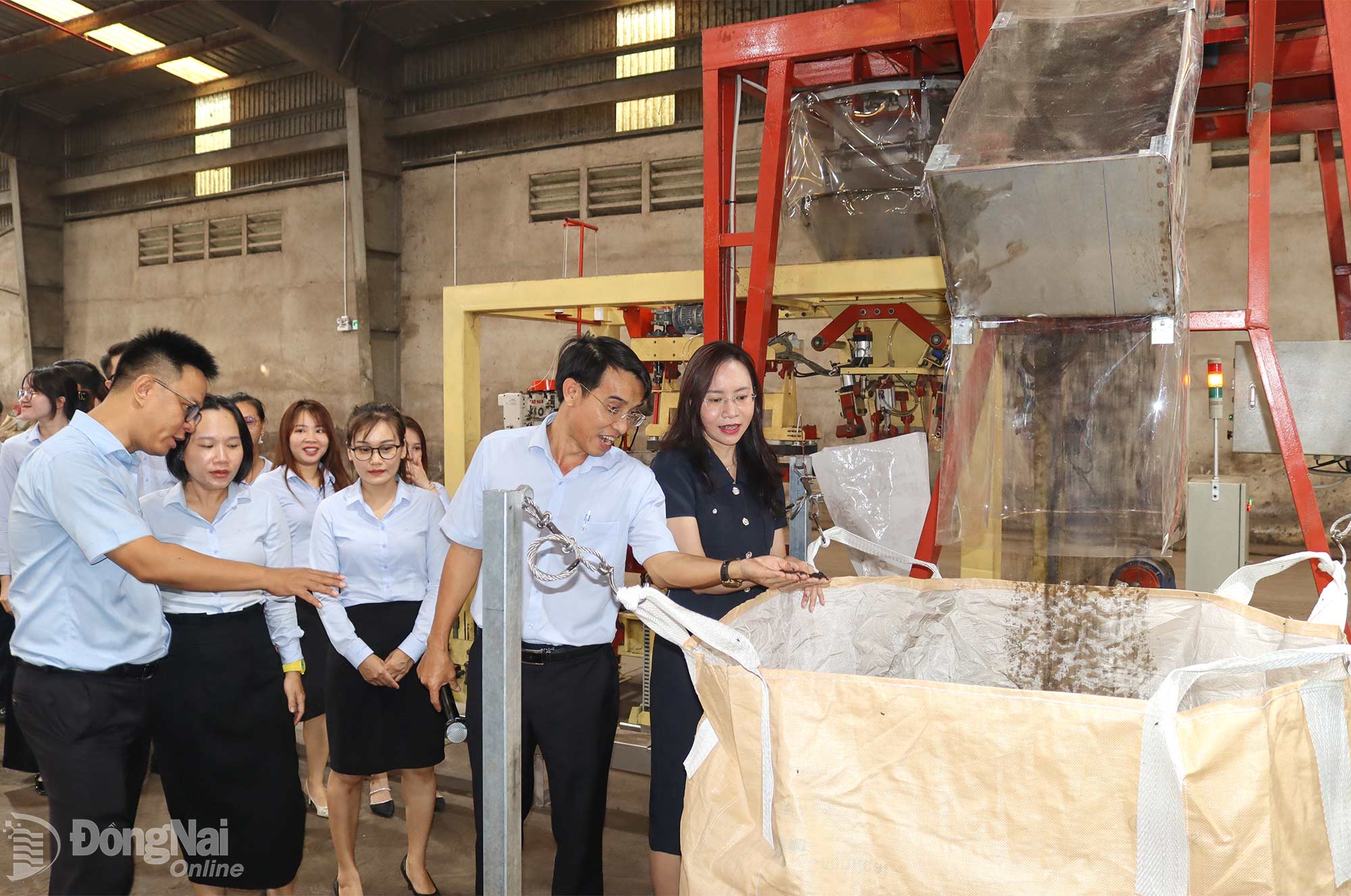 Loose organic fertilizer is made mainly from household waste. Photo: Hoang Loc