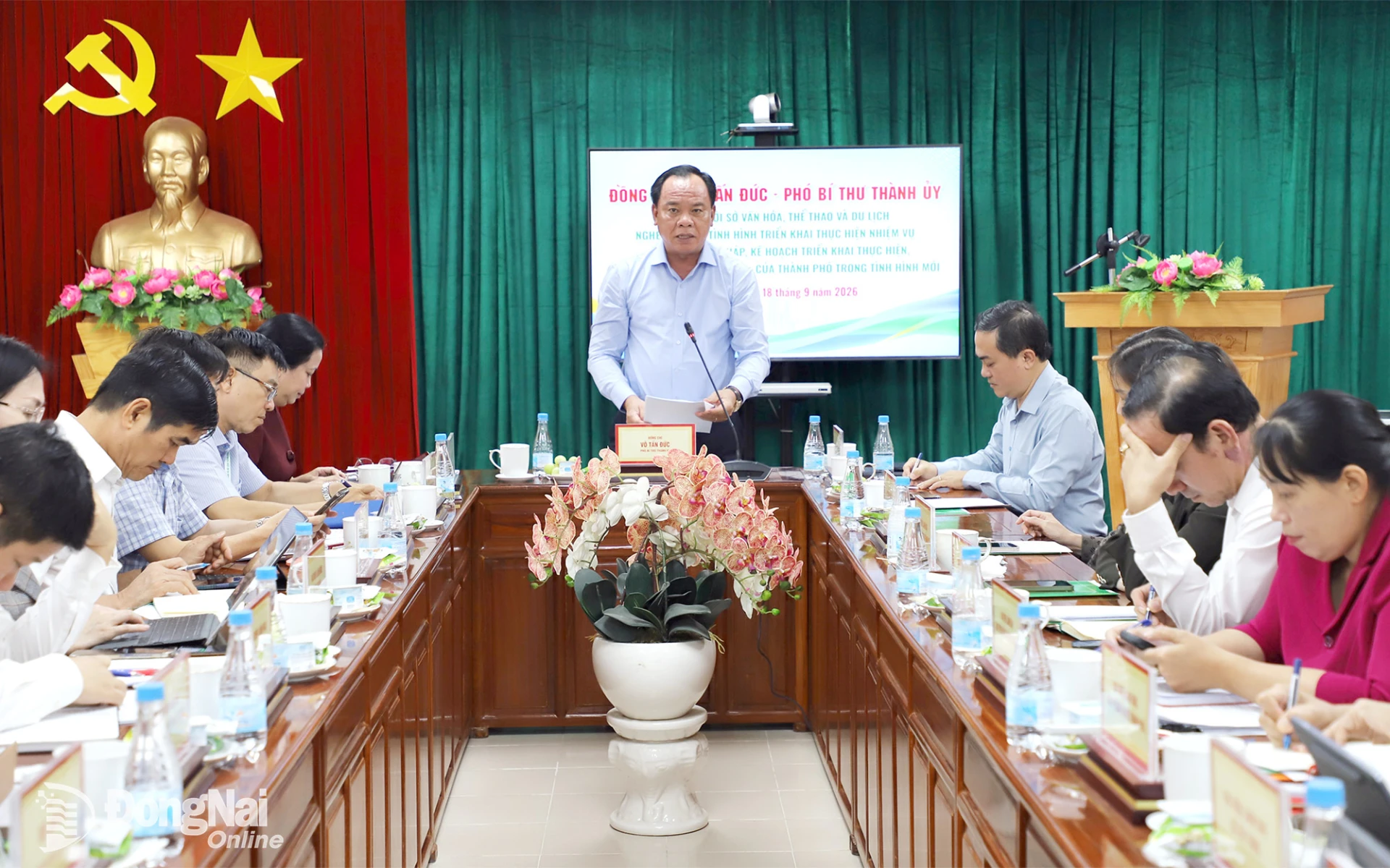 Phó Bí thư Thành ủy Võ Tấn Đức chủ trì buổi làm việc với Sở Văn hóa, Thể thao và Du lịch. Ảnh: My Ny