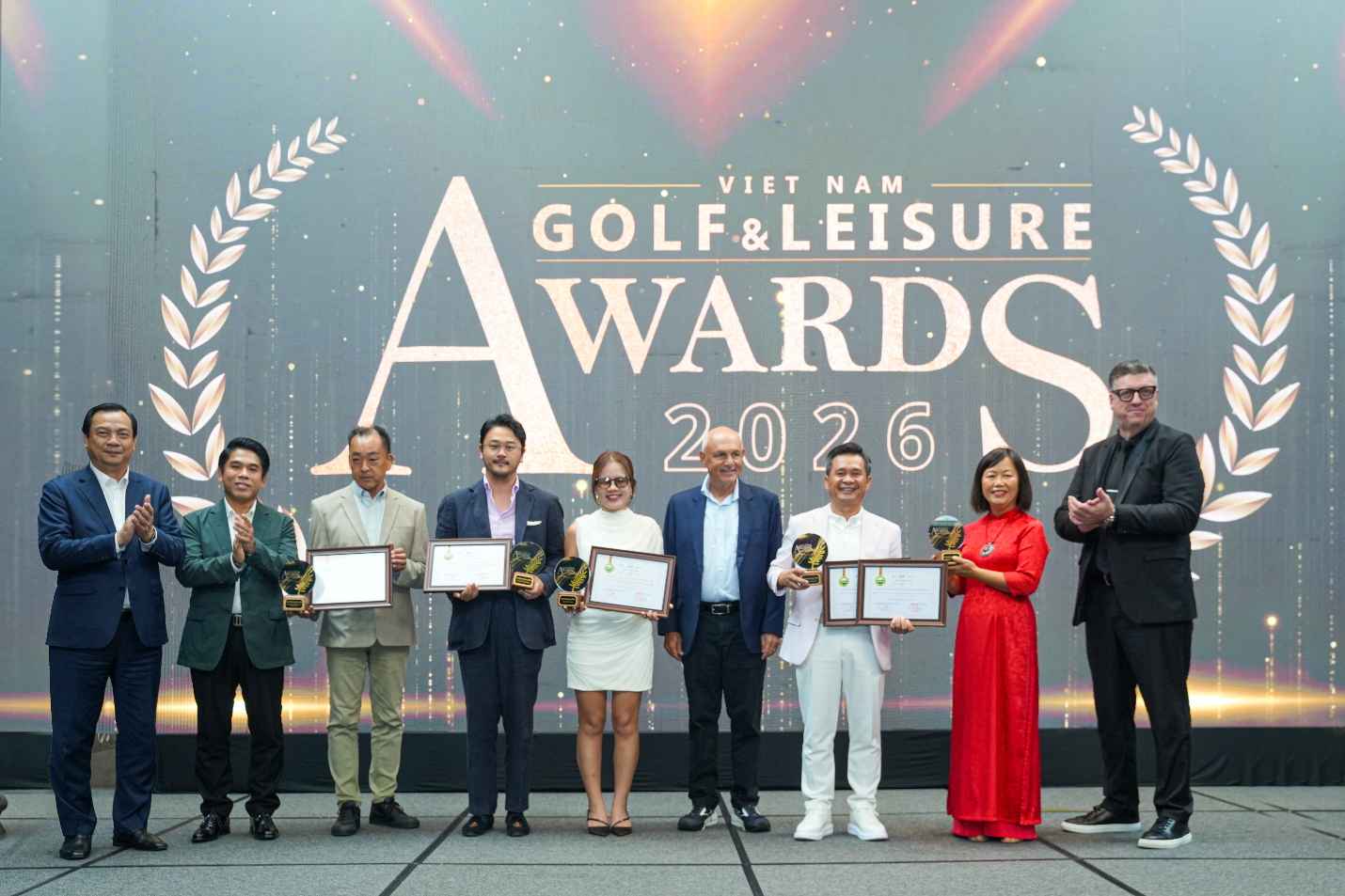 Ông Nguyễn Văn Thống, Tổng quản lý Long Thành Golf Club (Thứ 3 từ bên phải sang) đại diện Tập đoàn nhận cú đúp giải thưởng cho 2 sân golf của KN Holdings.

