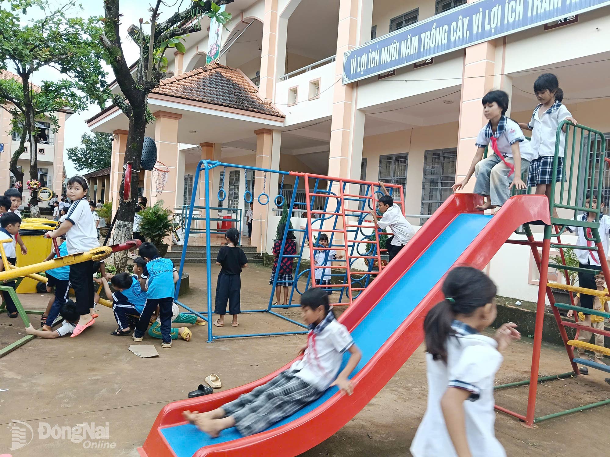 Students at Bu Gia Map Primary School in Bu Gia Map commune during recess. Photo: H.Y


